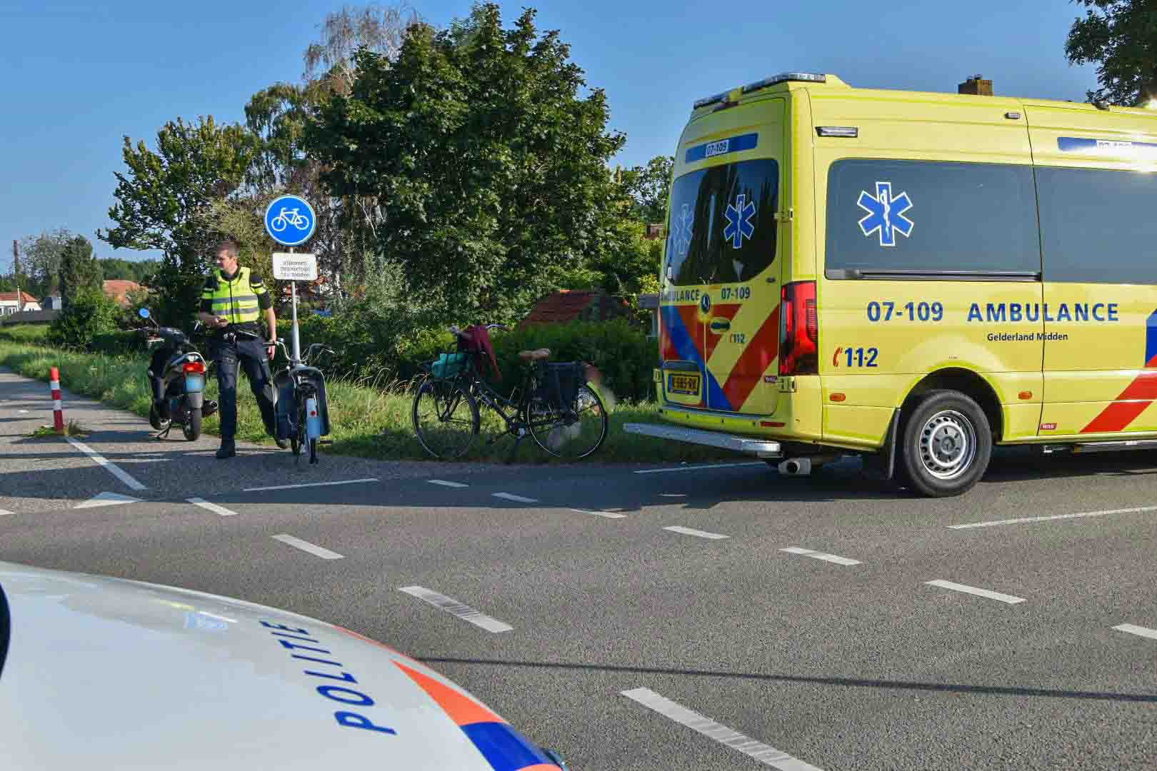 Voorbijgangers vinden gewonde scooterrijder onderaan de dijk in Tolkamer