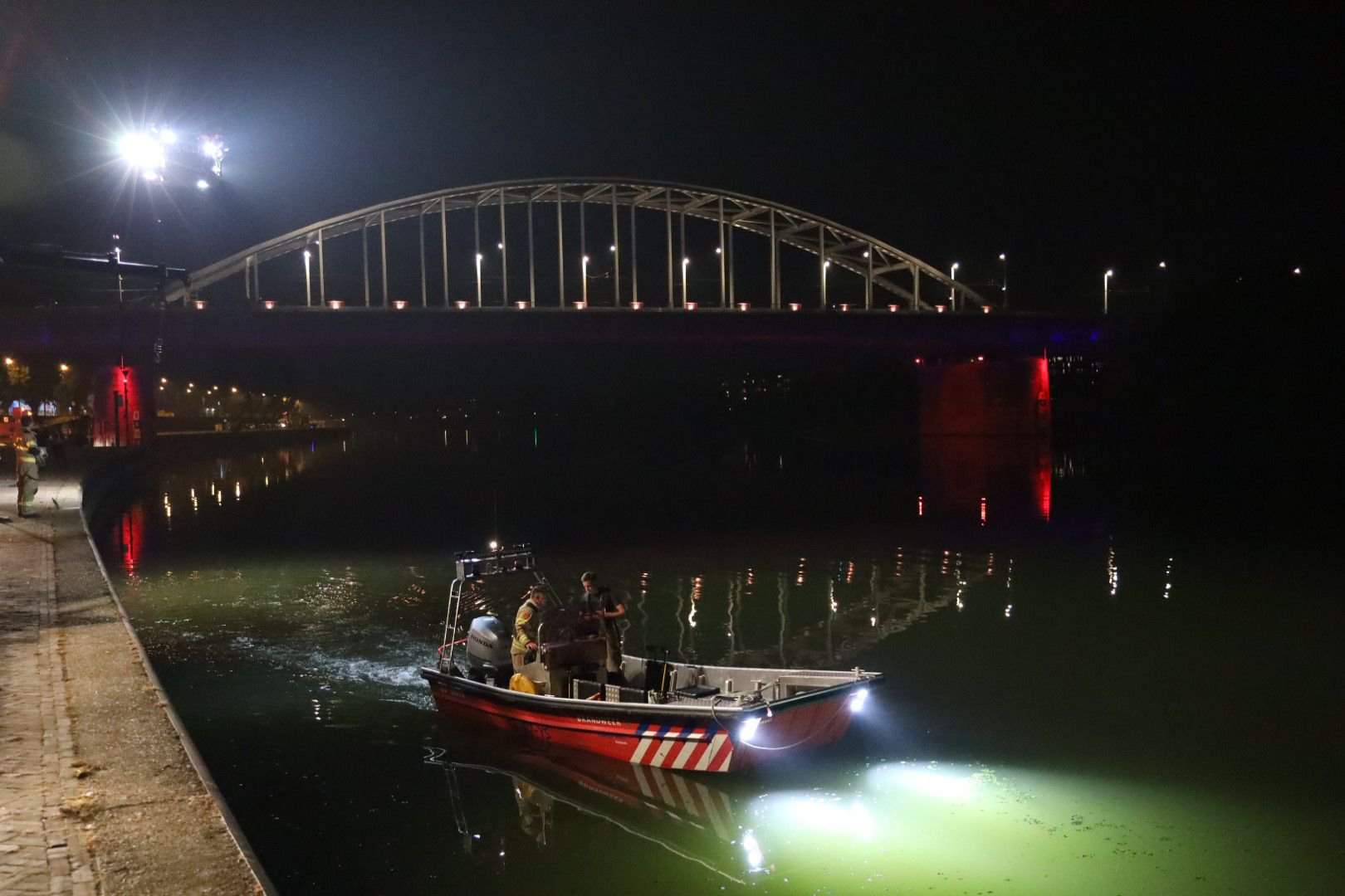 Man raakt te water bij Rijnkade Arnhem