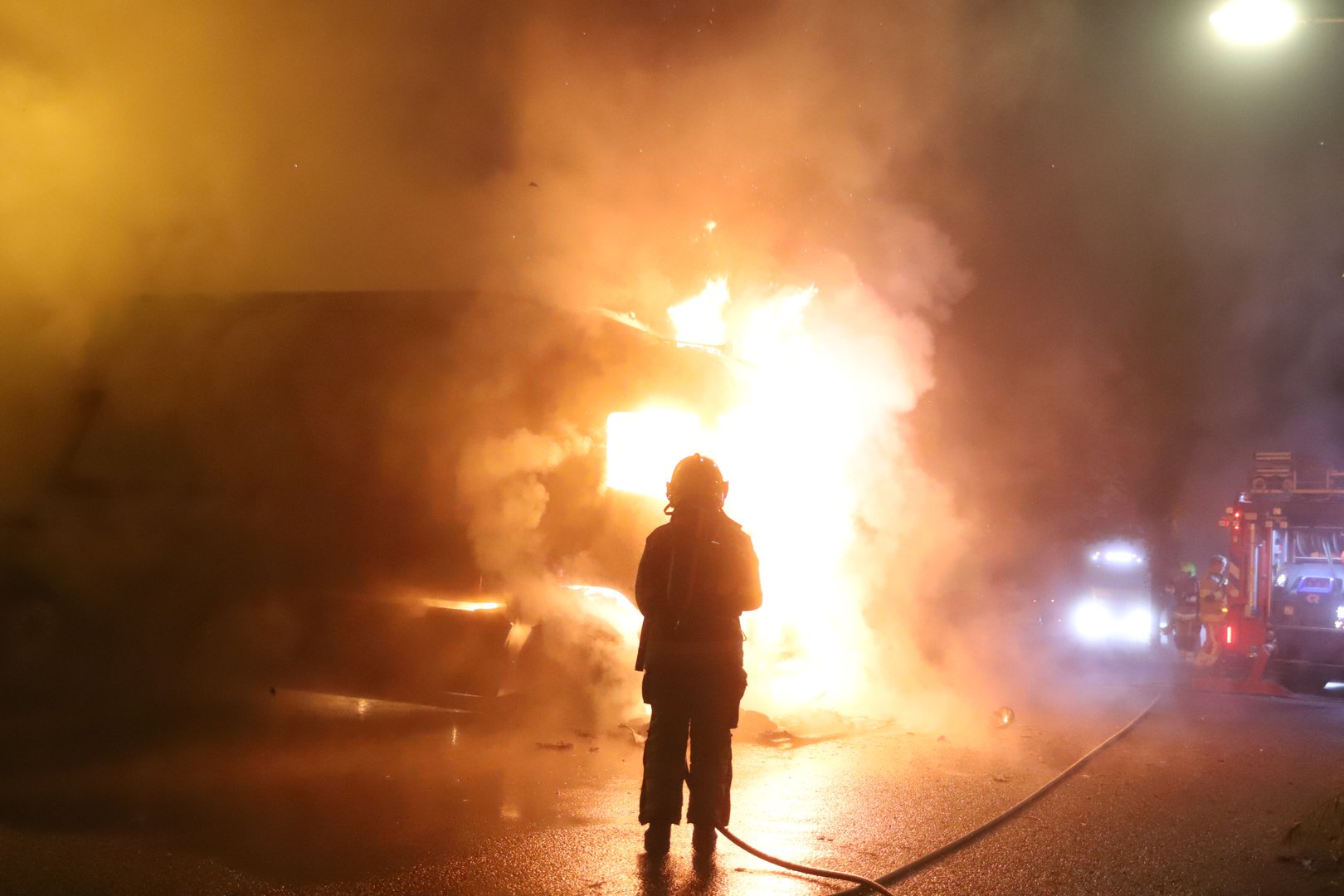 Vrachtwagenchauffeur ontsnapt aan vlammenzee nadat truck in brand vliegt