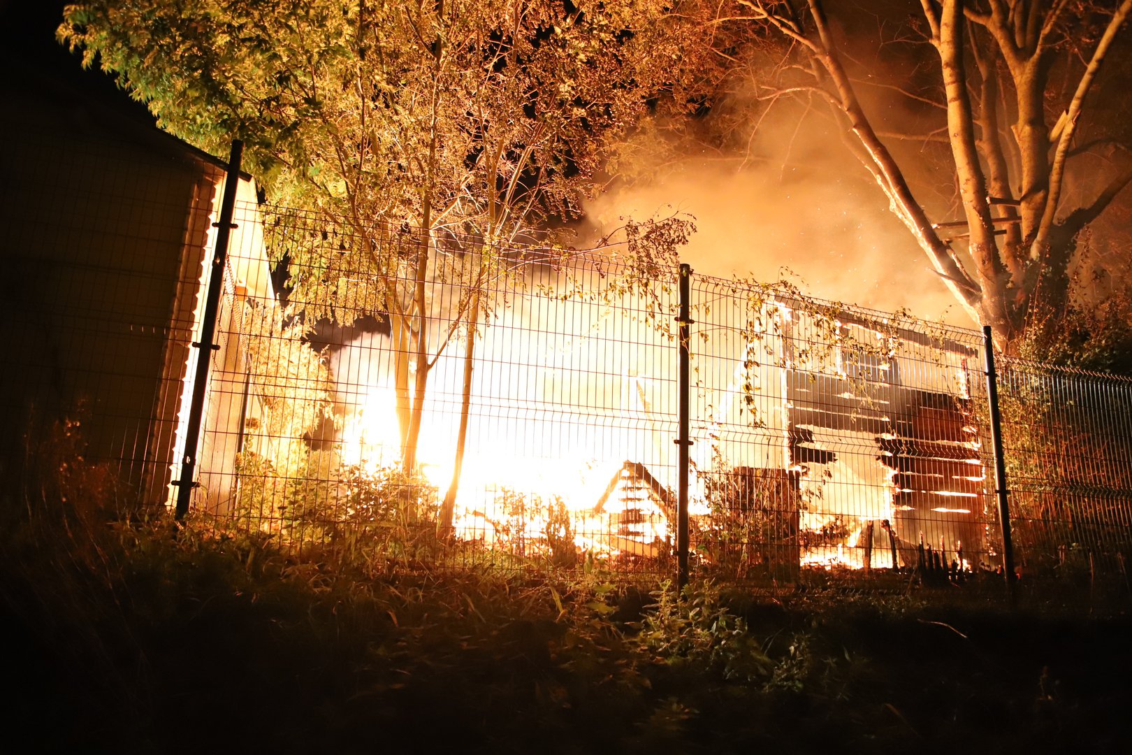 Stacaravan gaat in vlammen op bij de jachthaven