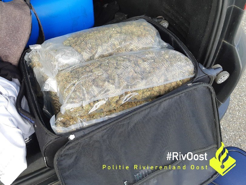 Grote hoeveelheid drugs ontdekt na achtervolging van Frans voertuig