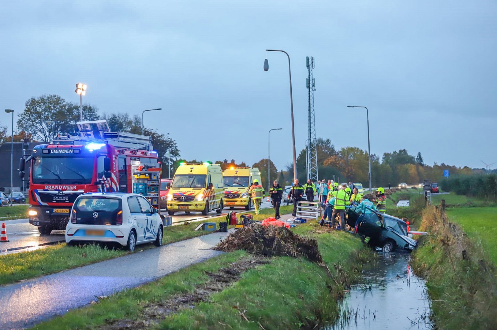 Twee gewonden bij ernstige aanrijding op N320 bij Ingen: weg dicht
