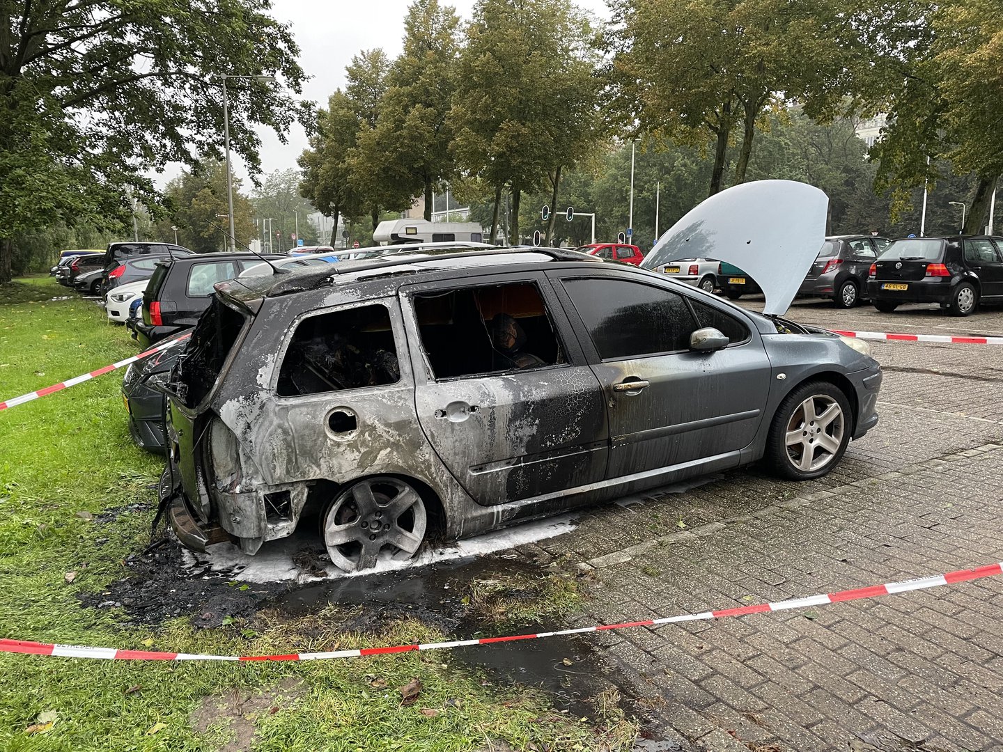 Achterkant van auto brandt volledig uit in Arnhem