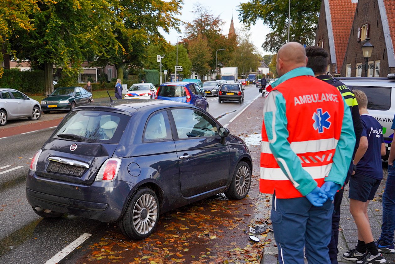 Scooterrijder botst achterop auto in De Steeg