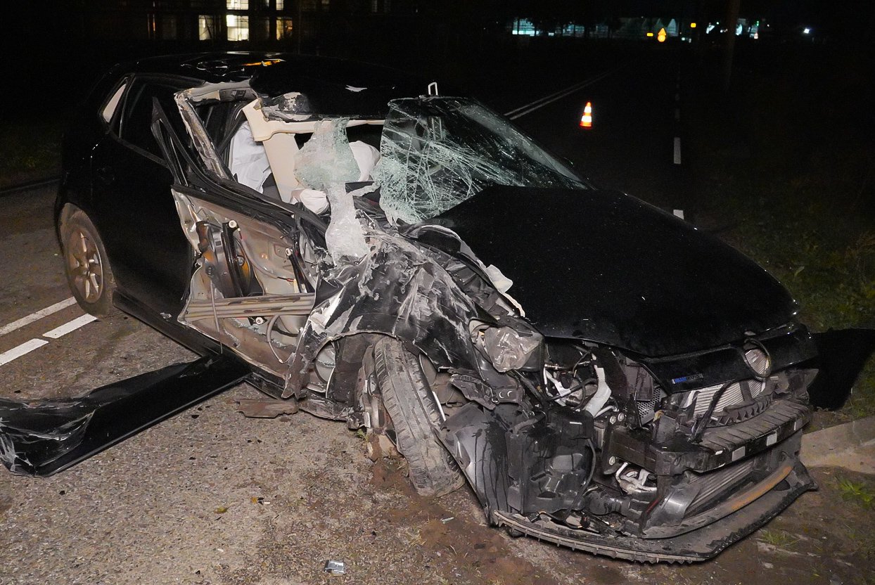 Automobilist ramt trolleymast in Arnhem