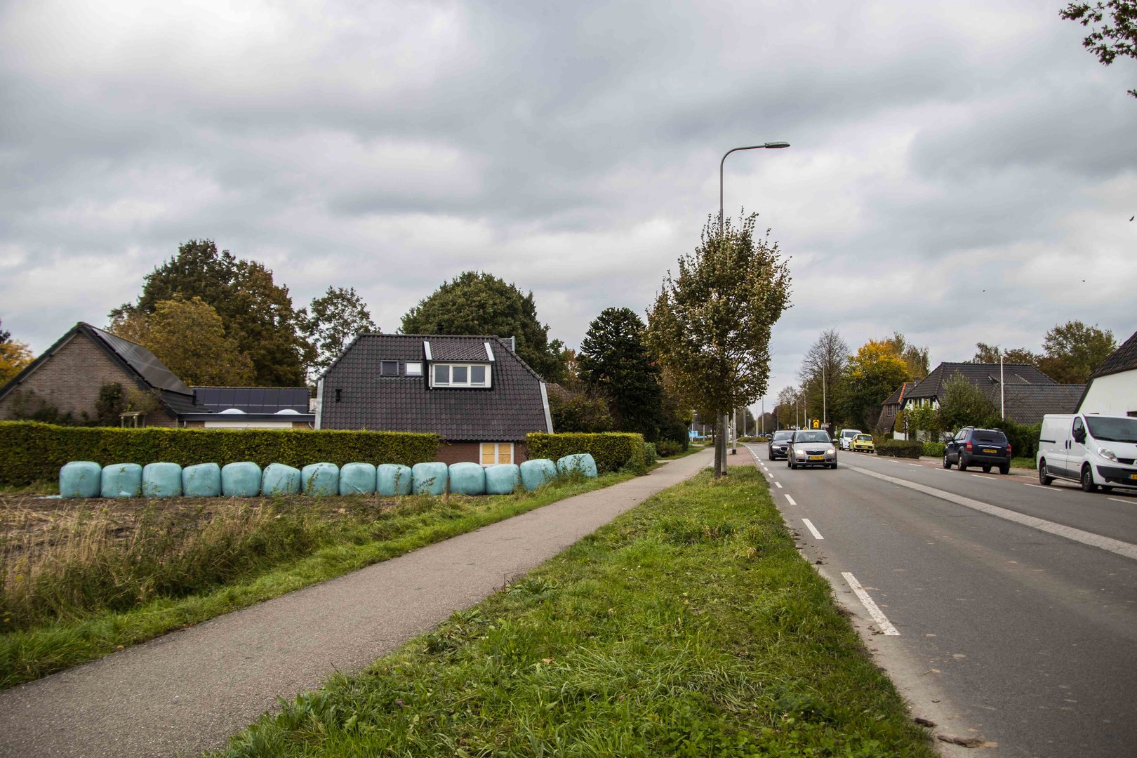 Woning wordt op bijzondere manier beschermd tegen crashende auto’s