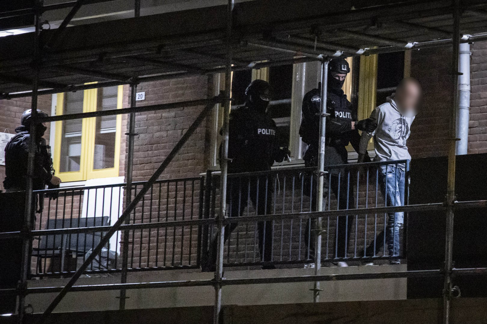 UPDATE: Vijf verdachten aangehouden na politie-inval