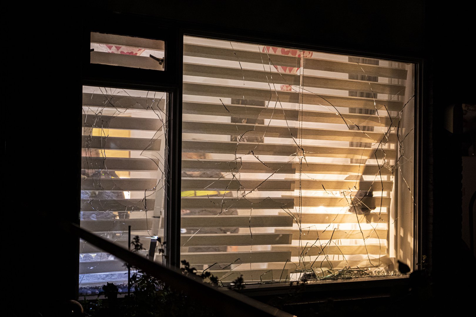 Ramen van woning vernield terwijl bewoonster en kinderen thuis zijn