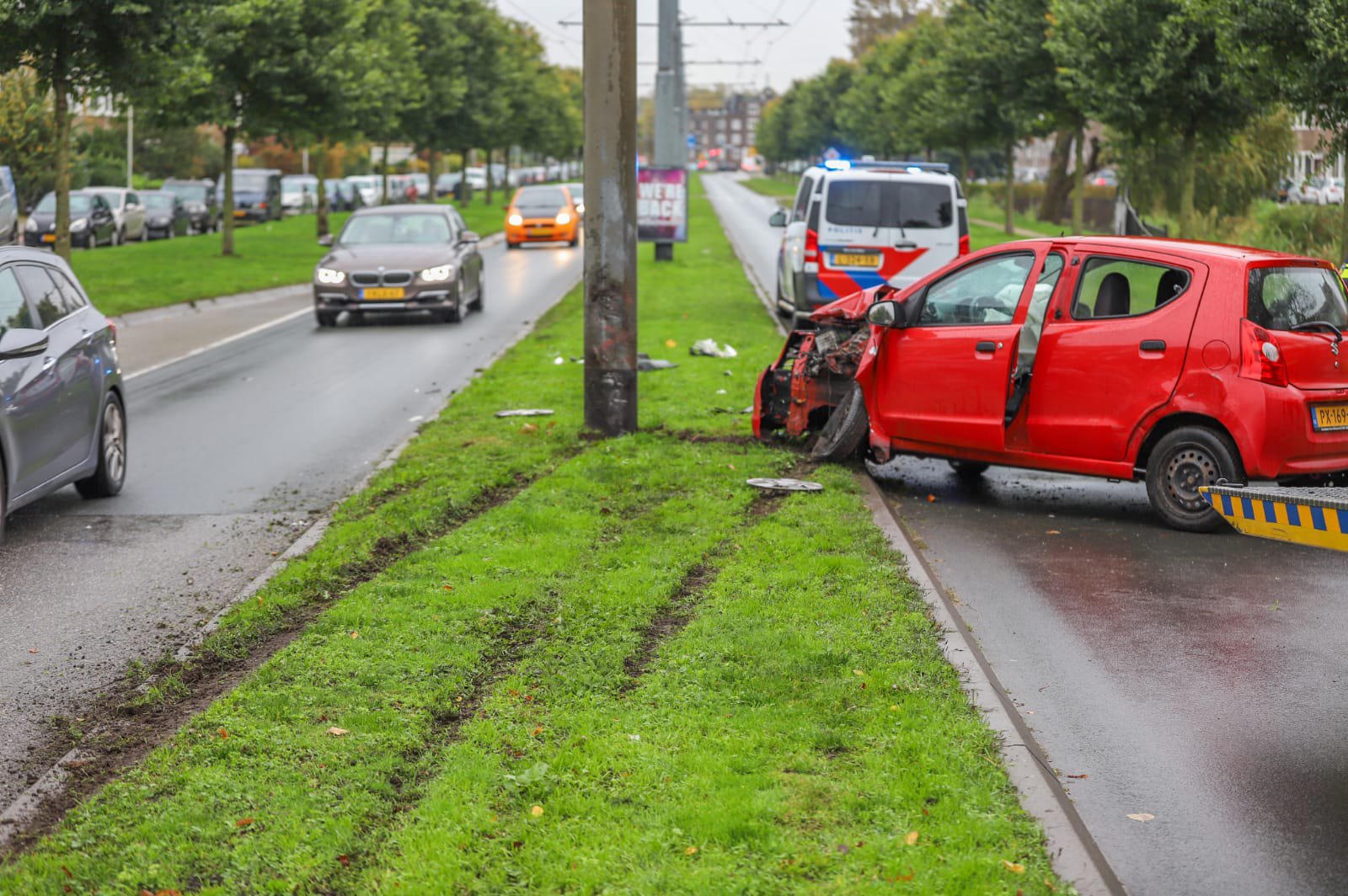 Auto knalt hard op trolleymasten in Arnhem