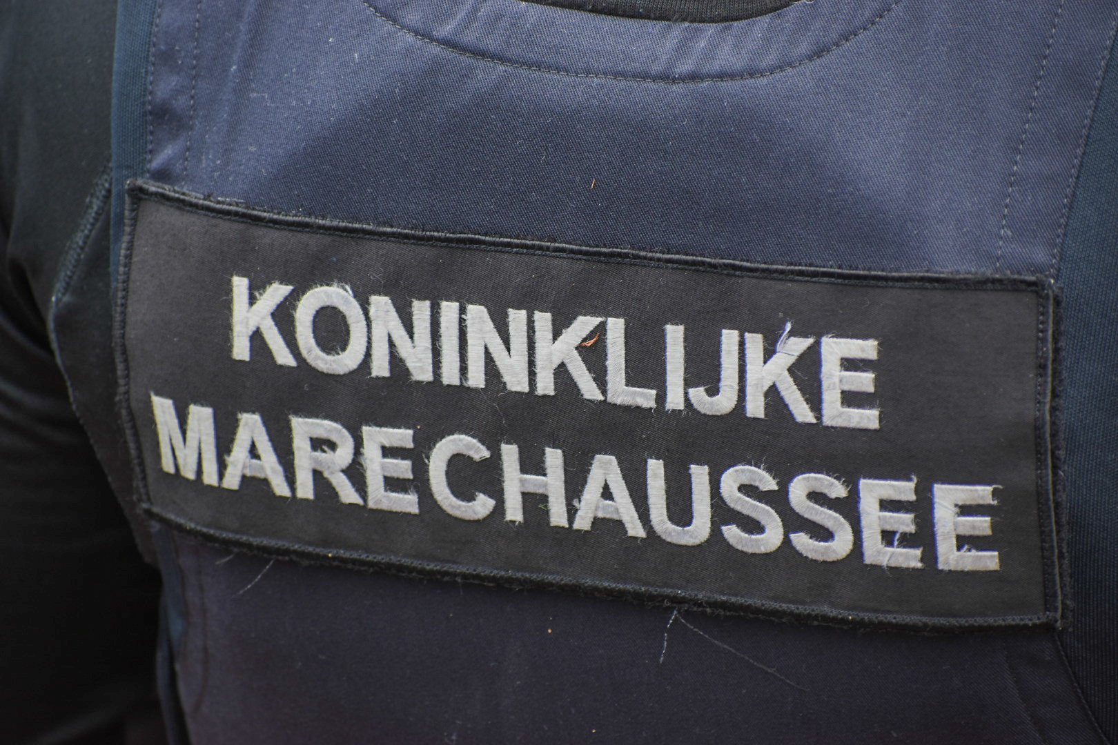 Man verbergt zich op dak van vrachtwagen uit angst voor aanhouding op A18