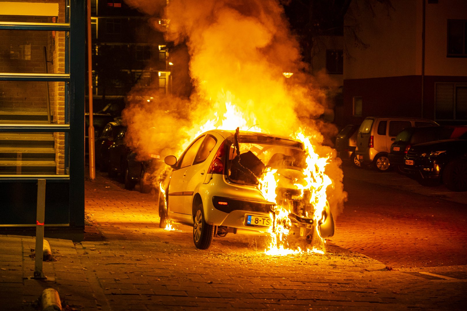 Auto’s in brand gestoken in de Arnhemse wijk Presikhaaf