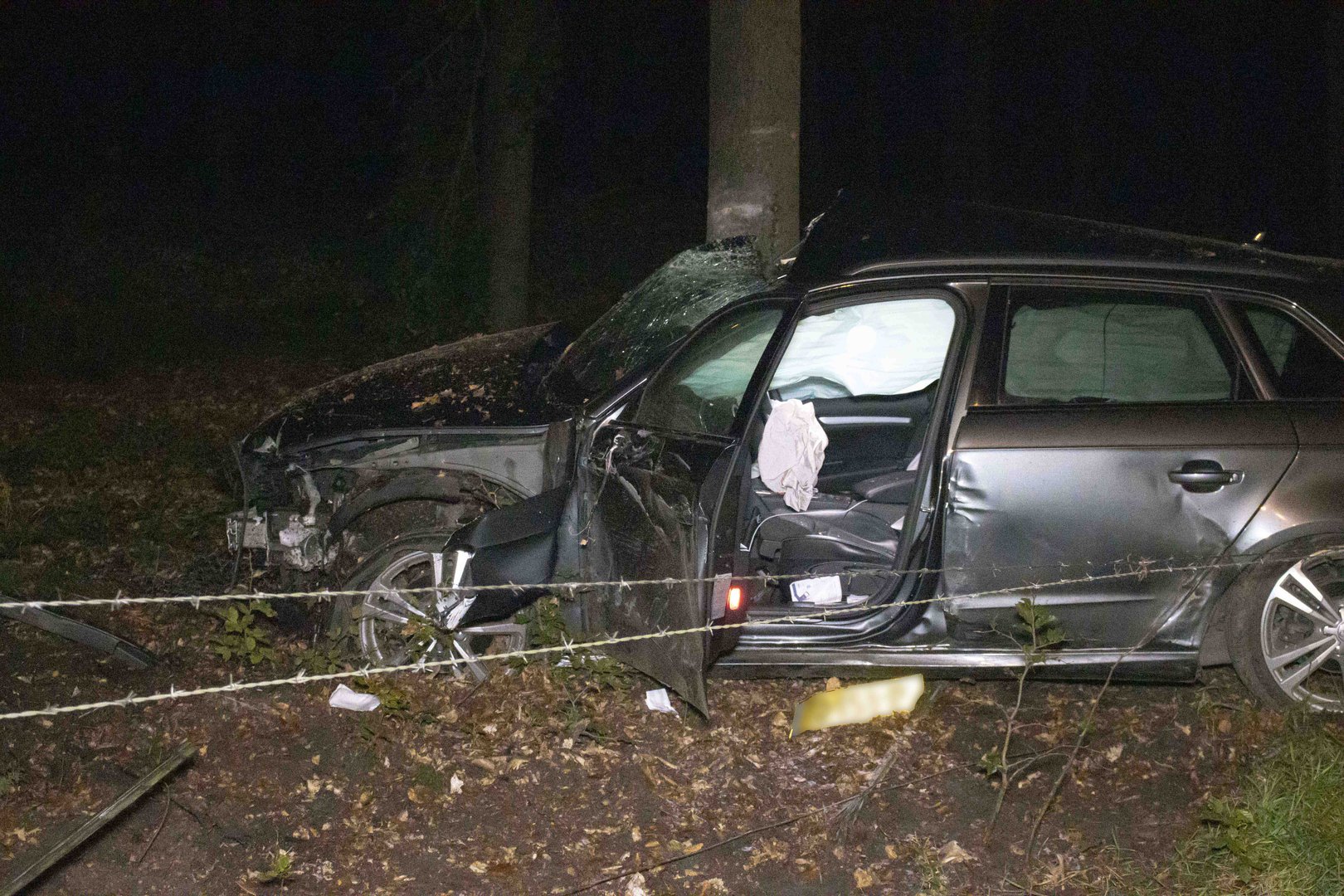 Auto botst hard tegen een boom bij aanrijding in Arnhem