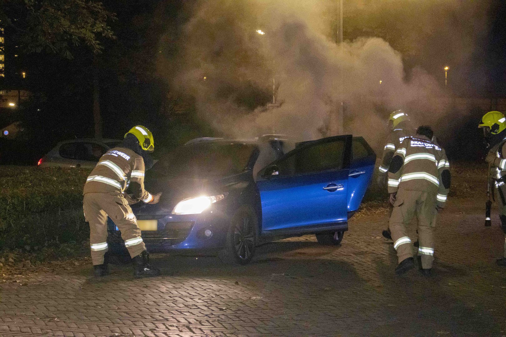 Rijdende auto vliegt in brand in Arnhem