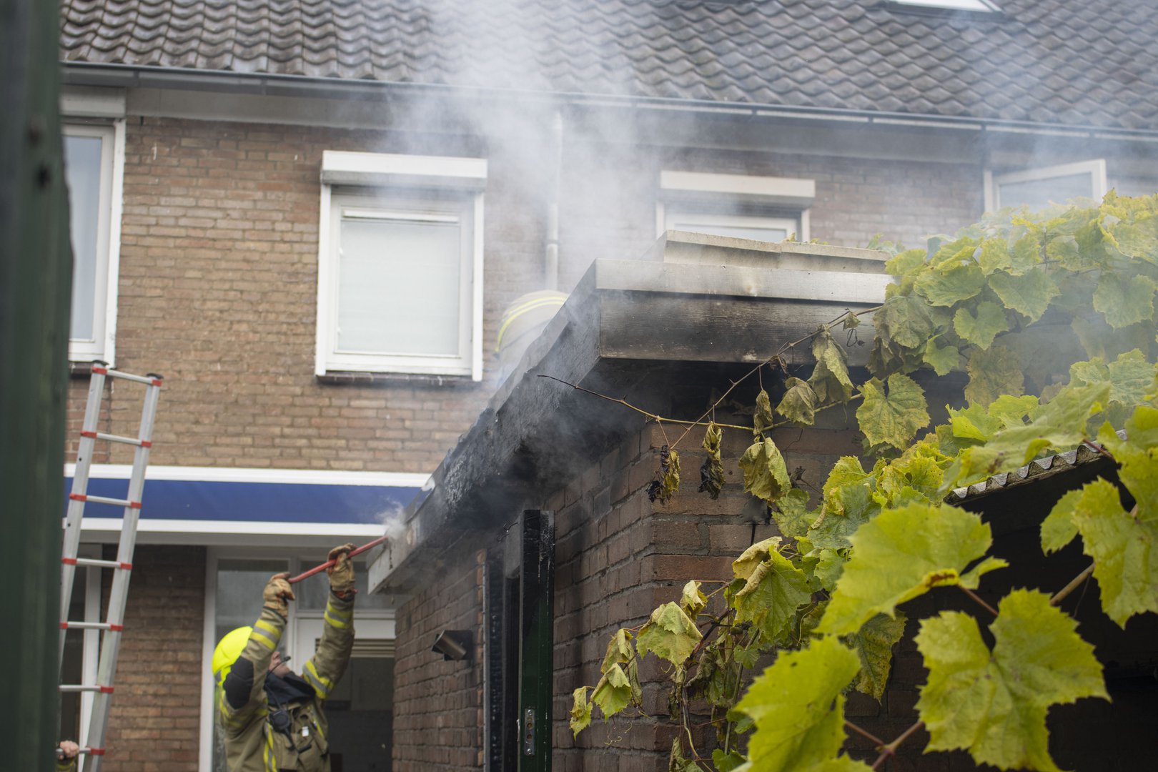 Flinke schuurbrand achter woning in Arnhem