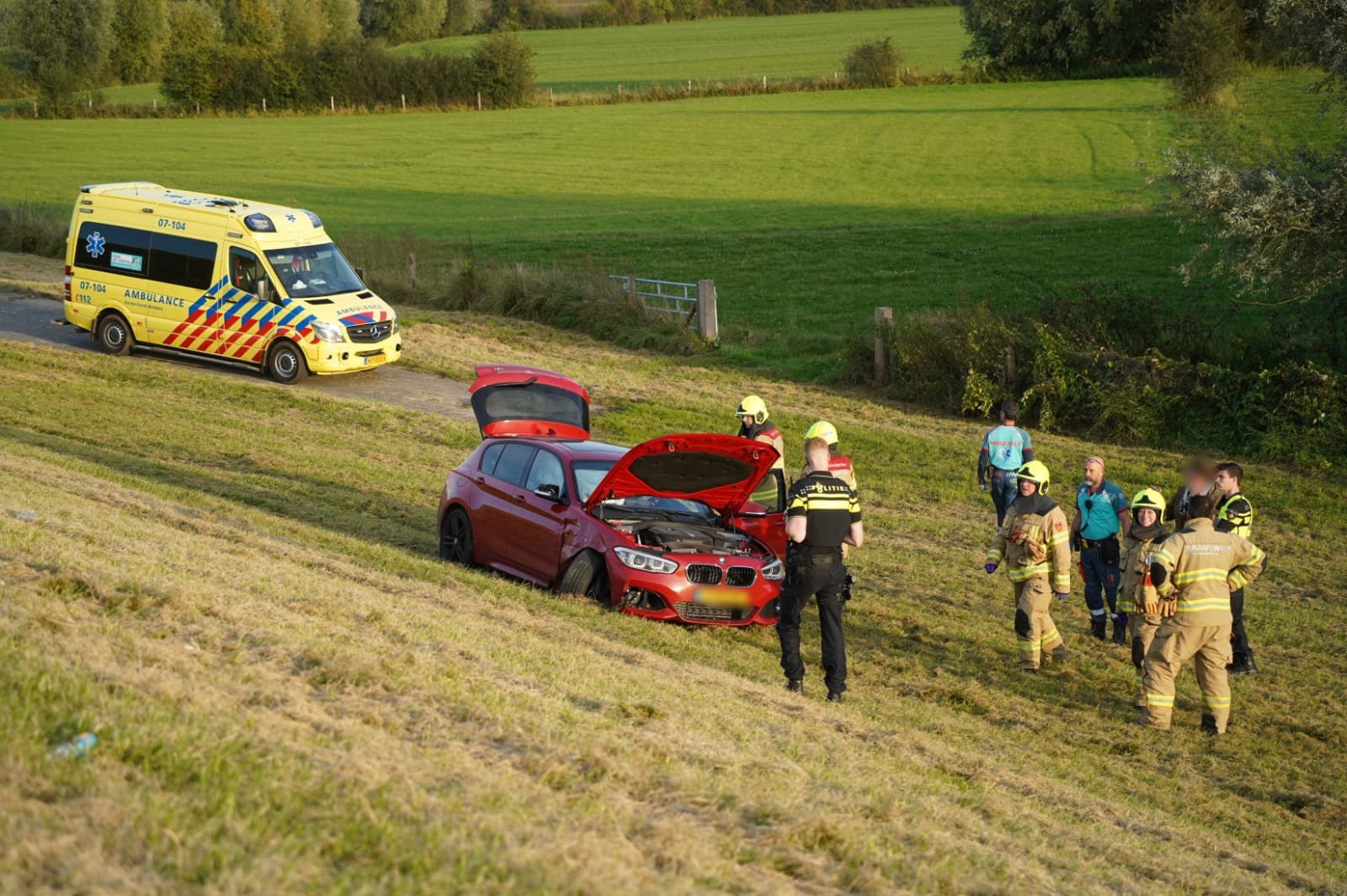 Auto’s botsen met elkaar op de dijk bij Aerdt