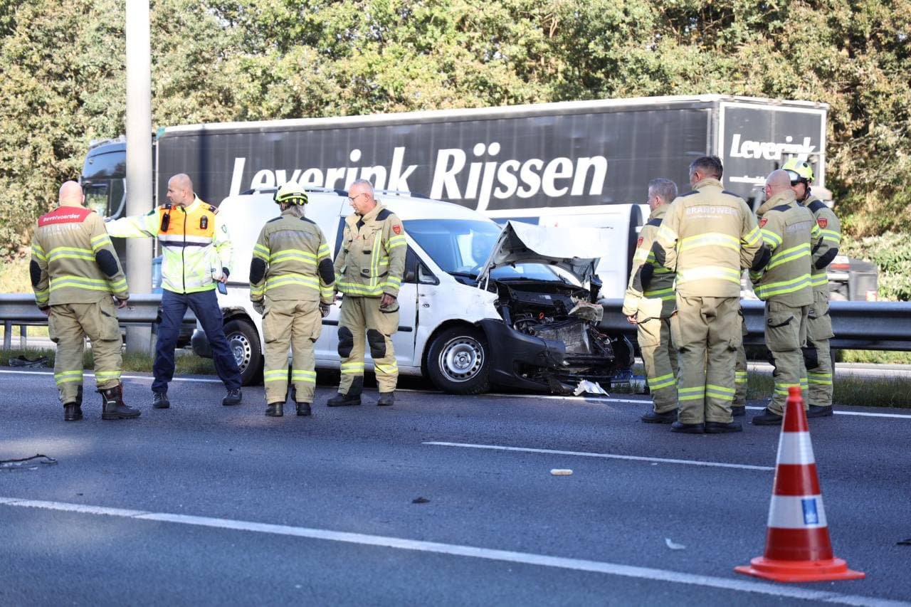 Onopvallende politiewagen betrokken bij ongeval A50