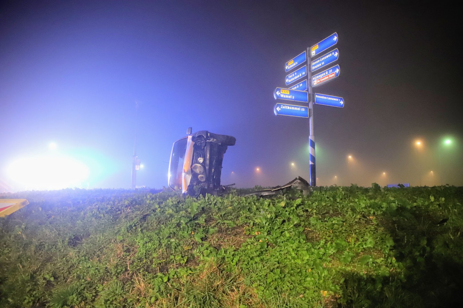 Automobilist ramt verkeersbord en komt tot stilstand midden op rotonde