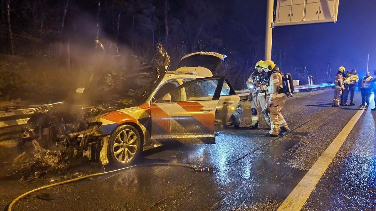 Snel interventie voertuig van de politie uitgebrand op A50