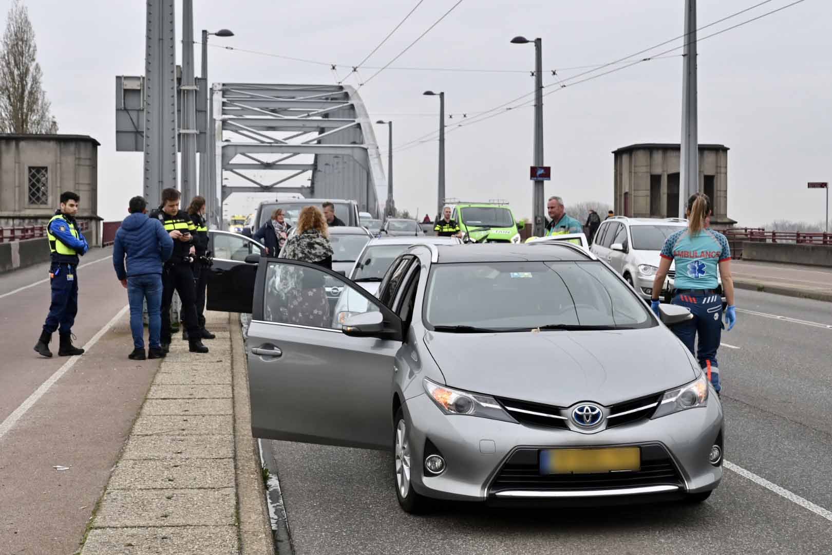 Gewonde bij kop-staartbotsing John Frostbrug Arnhem