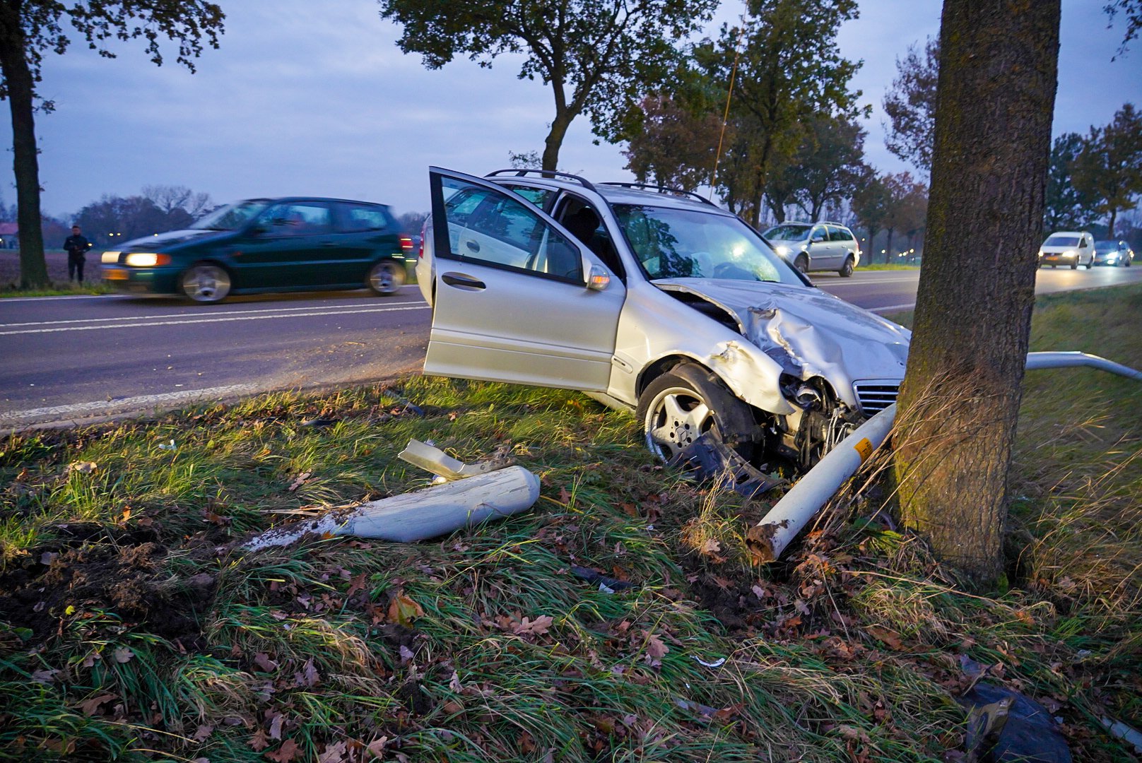 Automobilist ramt boom tussen Zevenaar en Duiven
