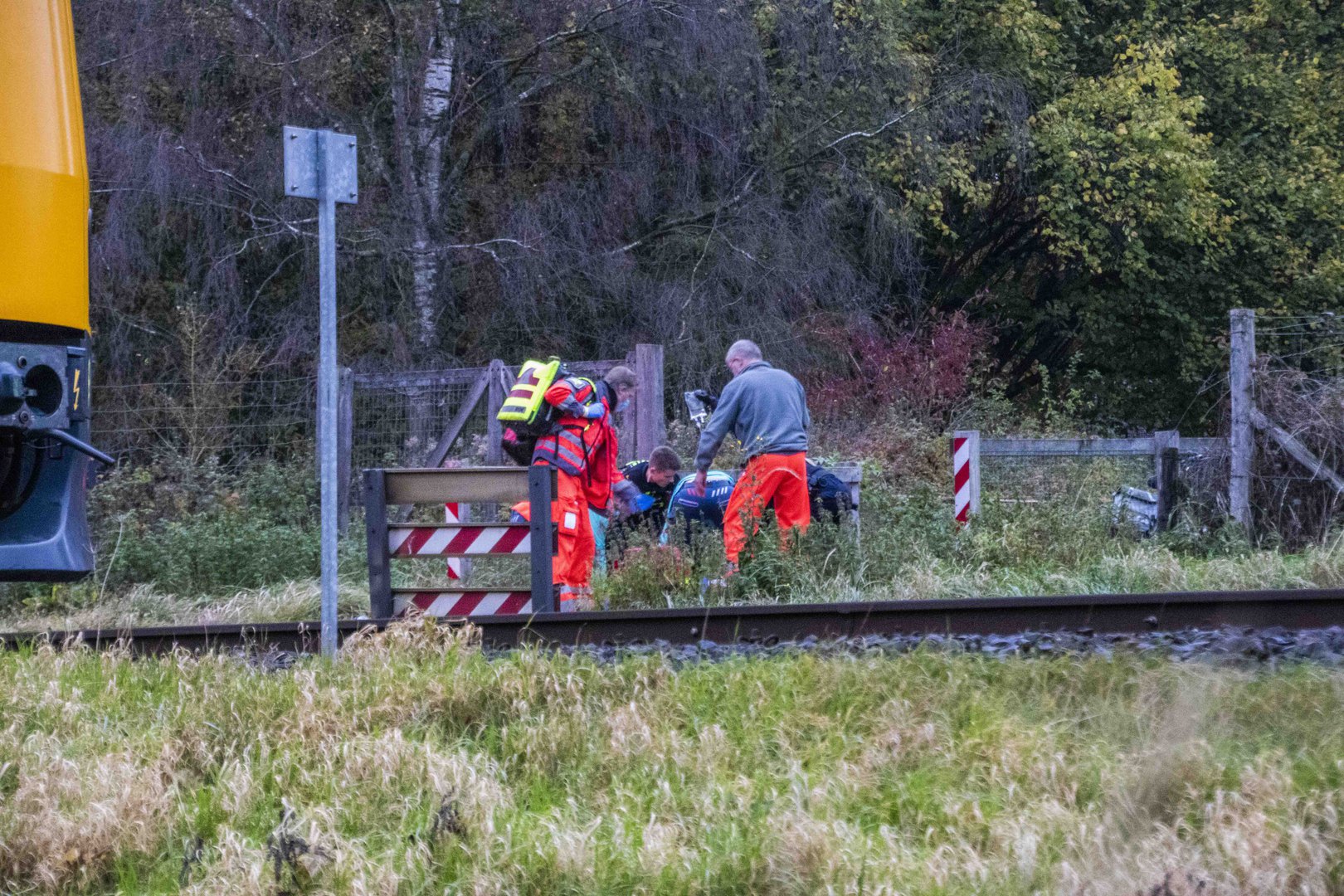 Vrouw ernstig gewond langs het spoor in Dieren