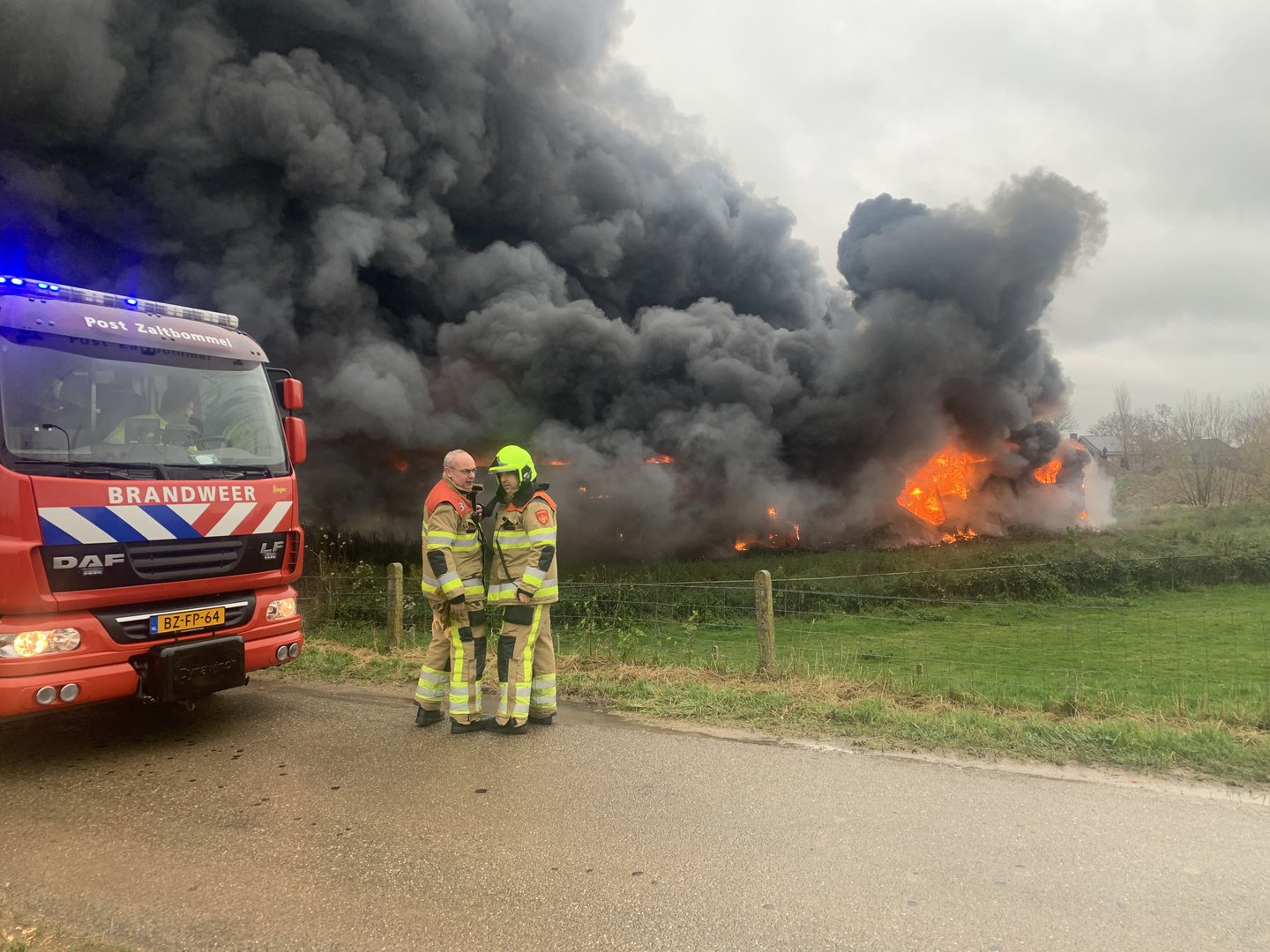 Forse rook bij zeer grote brand in oude kippenslachterij
