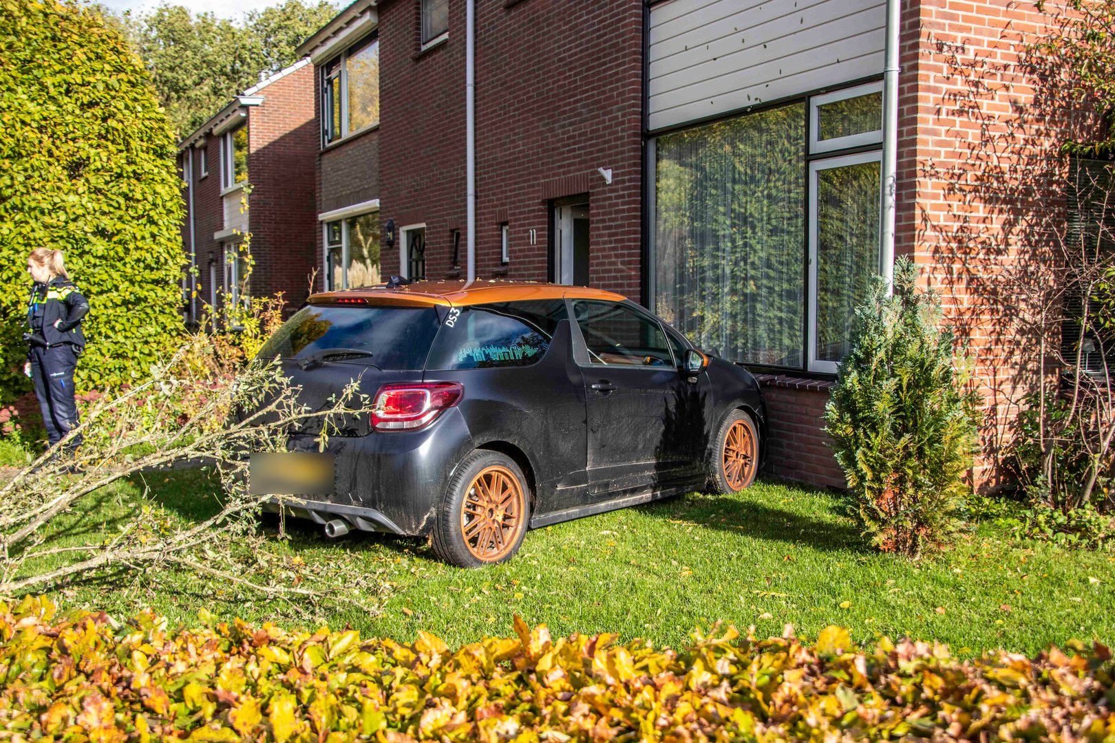 Auto wijkt uit en knalt tegen woning in Doesburg