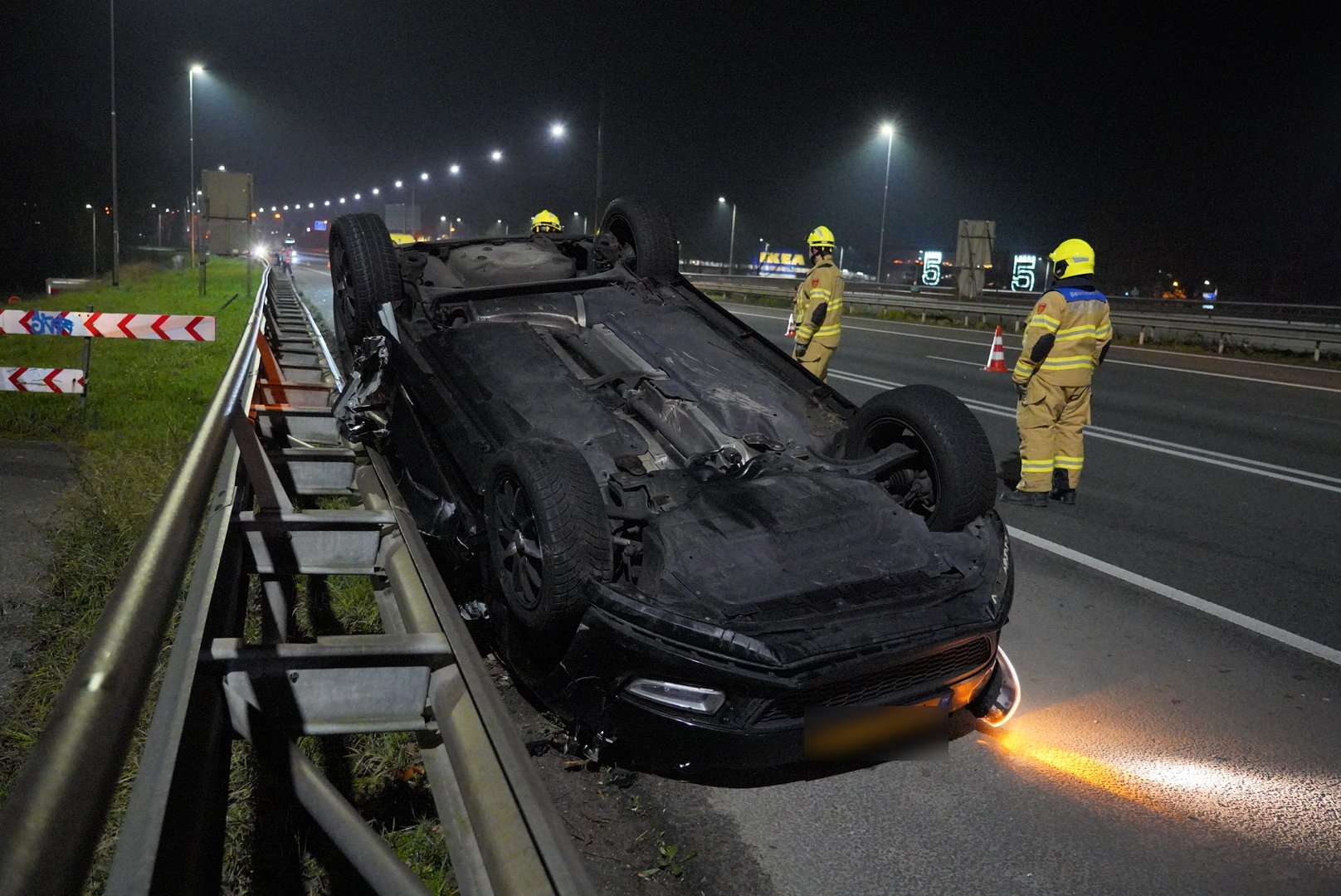 Automobilist slaat over de kop bij ongeval A12
