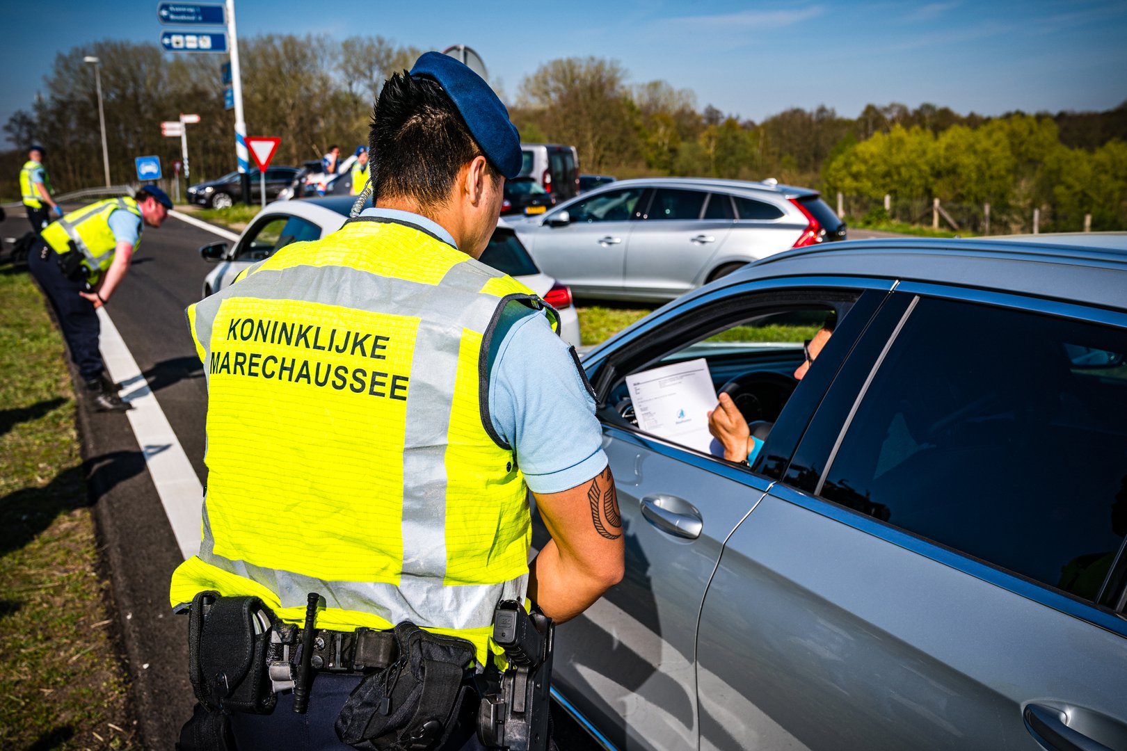 Ghanees gepakt: valse papieren, gestolen kleding, geld in schoenen