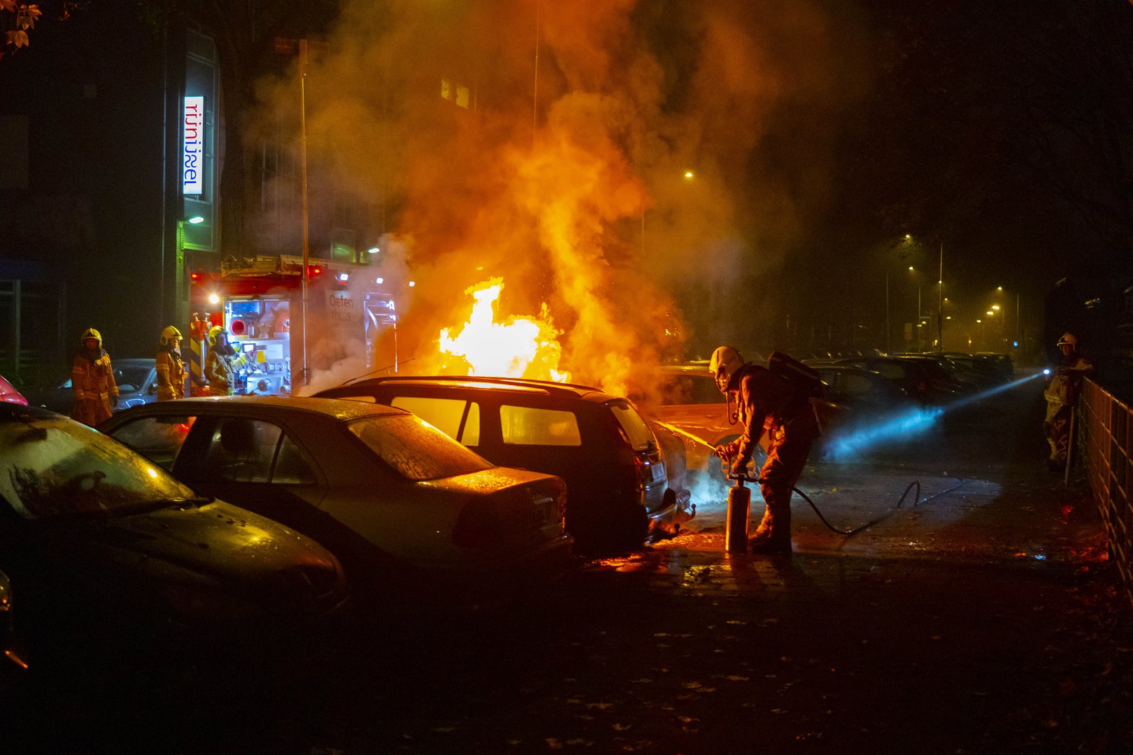 Brandende auto lekt benzine, brandweer druk met blussen