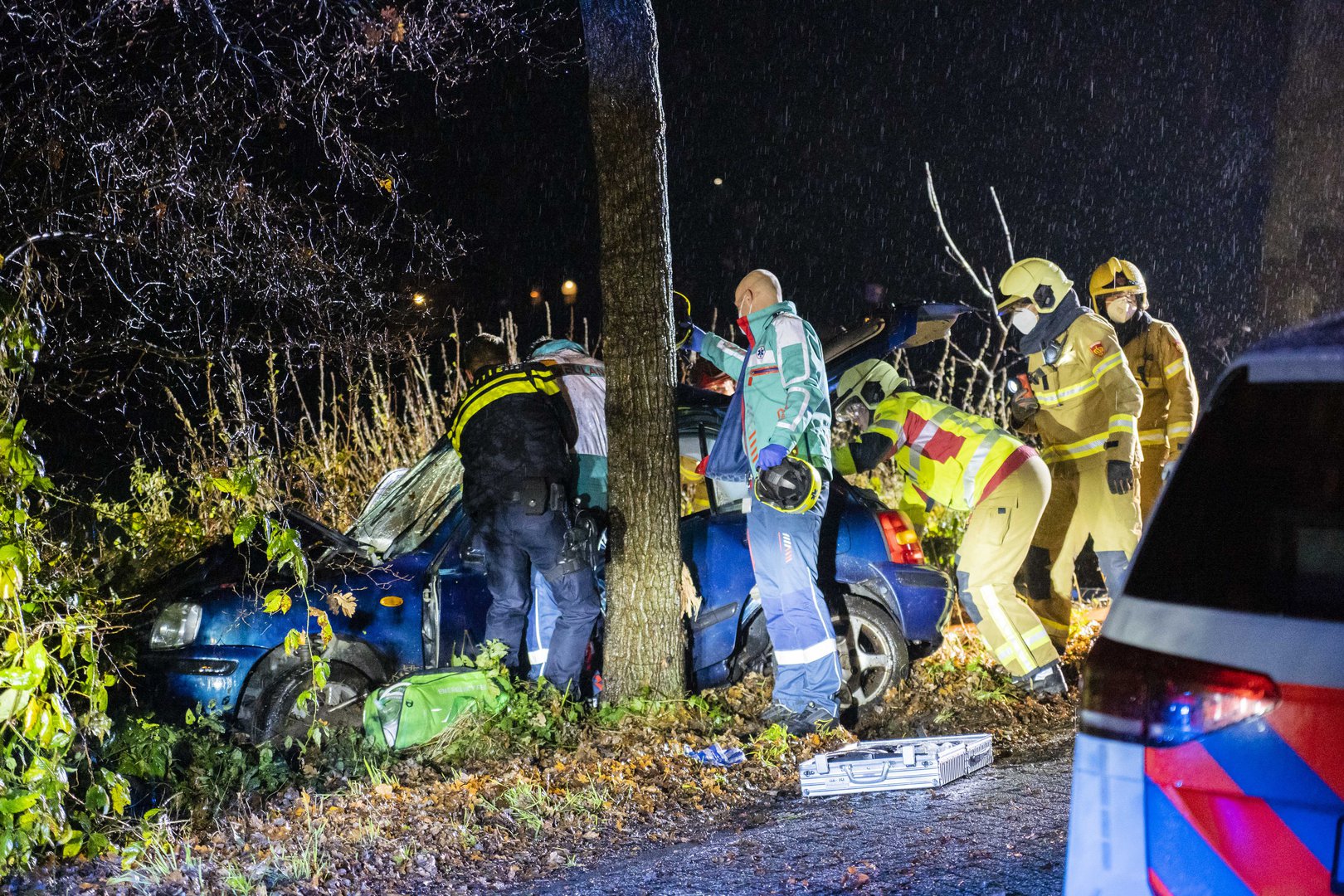 Auto crasht tegen boom: twee gewonden