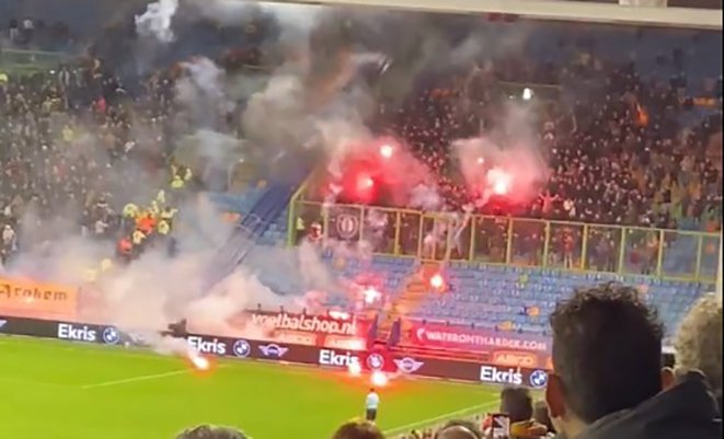 Wedstrijd Vitesse kort stilgelegd: vuurwerk op het veld