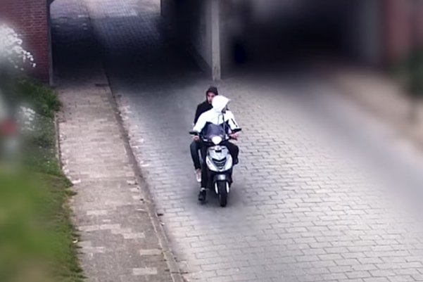 Video: wielrenner van zijn fiets geslagen in Arnhem