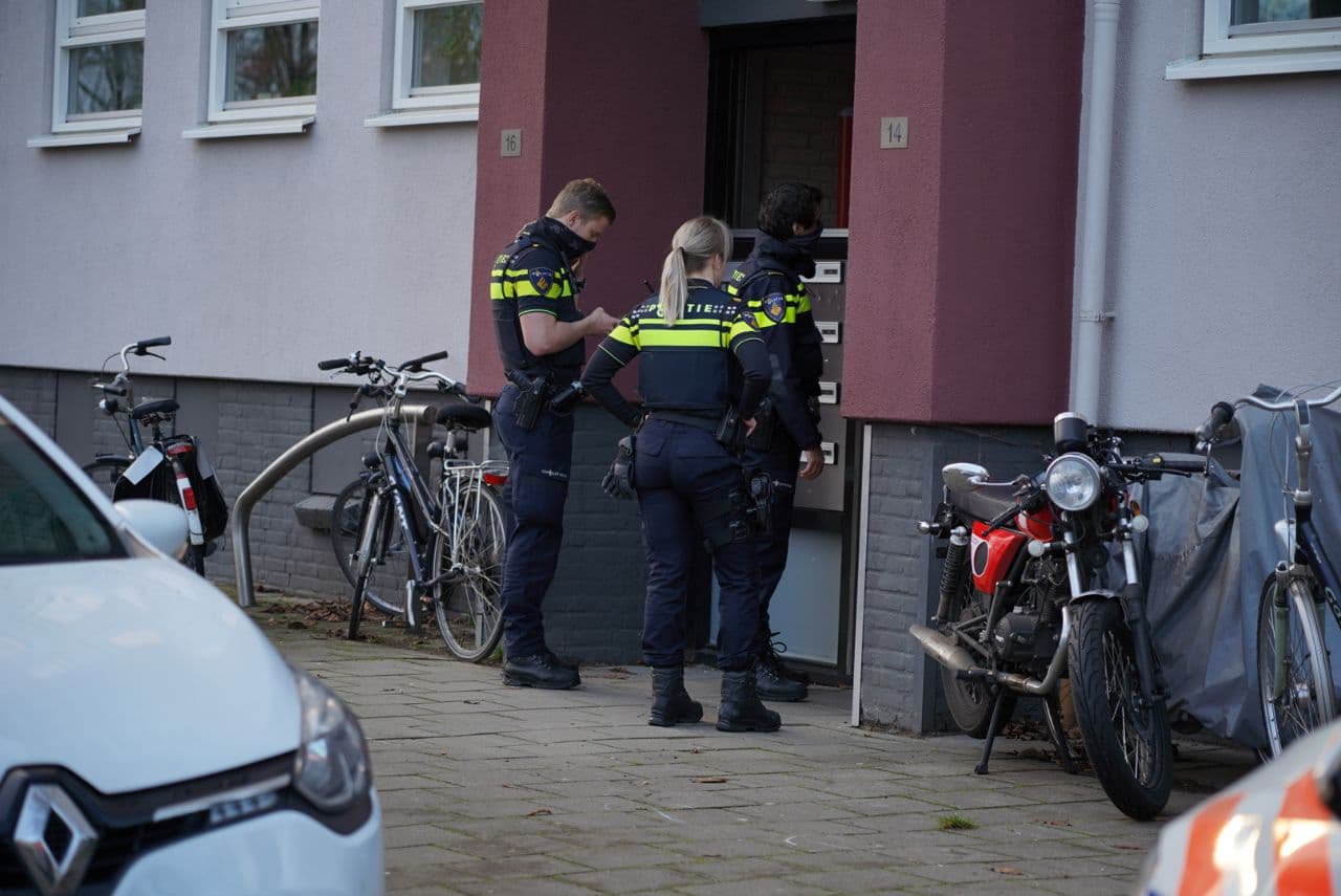 Man gewond bij steekpartij in flat Arnhem: andere man aangehouden