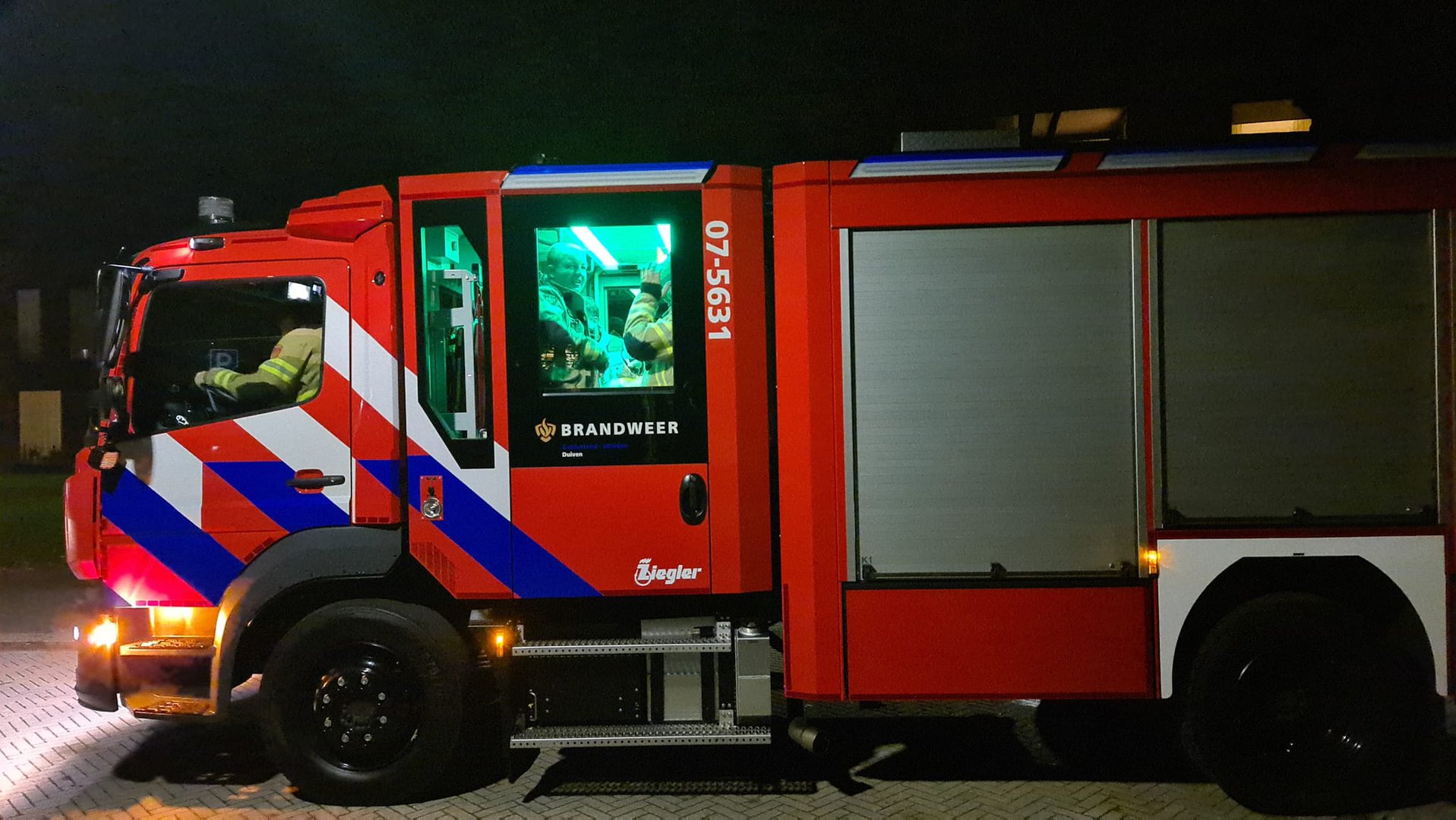 Brandweer stuit op foutgeparkeerde auto’s en gebruikt sirene om bewoners te wekken