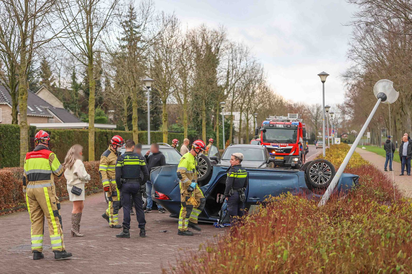 Auto met vrouw en twee kinderen ondersteboven in Tiel