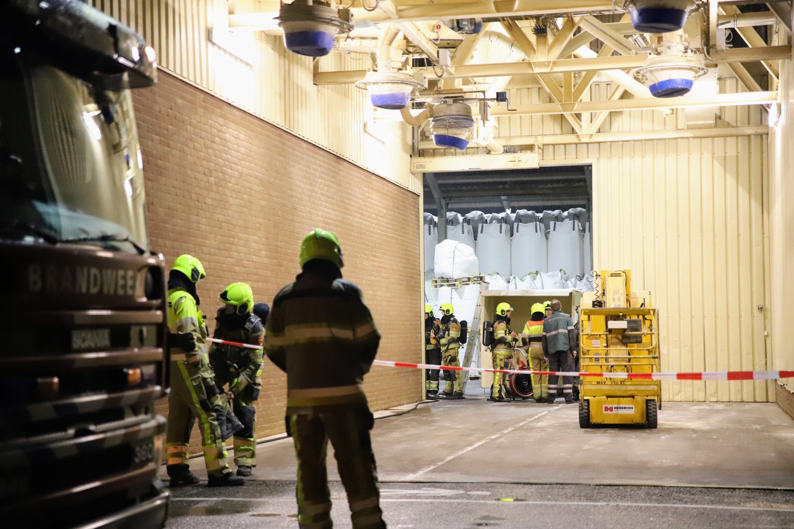 Brandweer uren druk met brand bij veevoederbedrijf