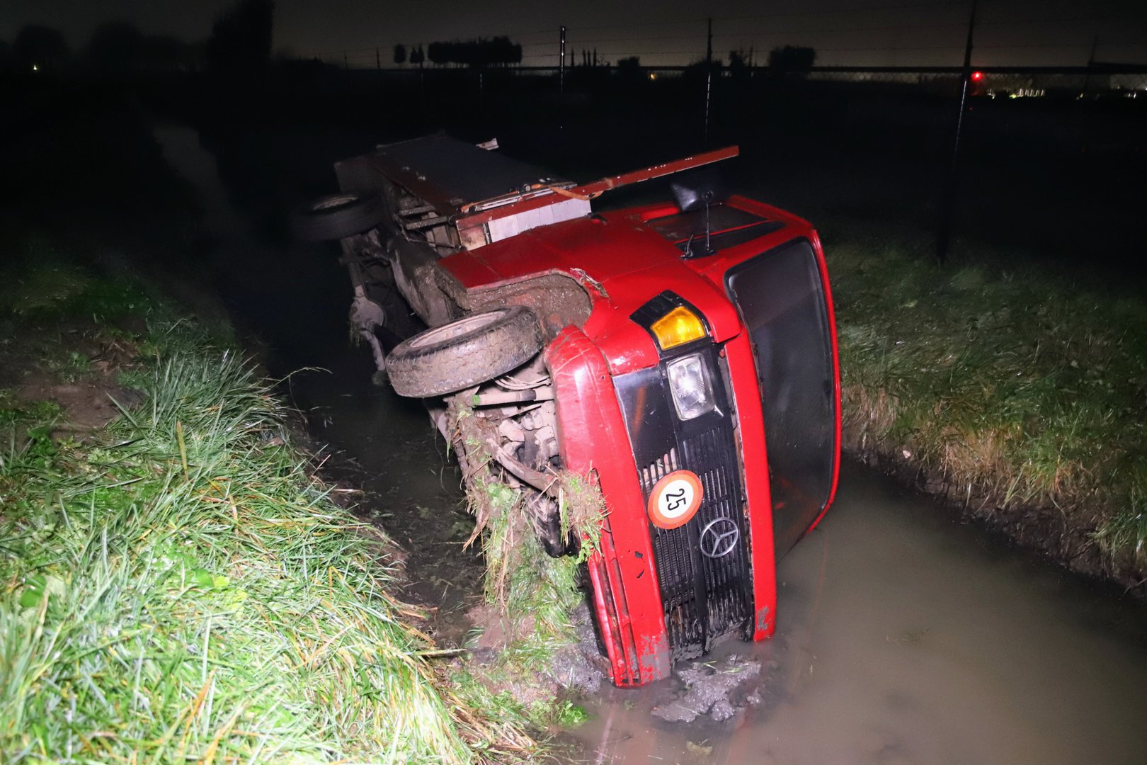 Bakwagen belandt in sloot: Bestuurder spoorloos