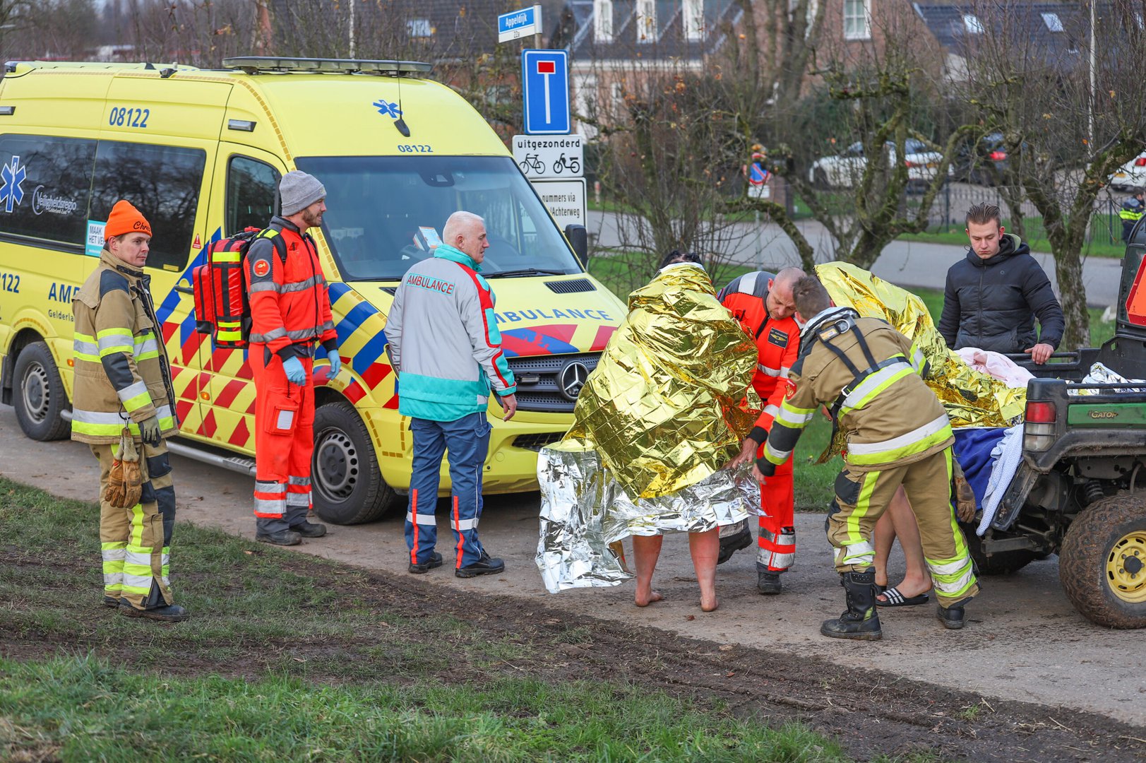 Trekpontje slaat om: mensen en hond uit water gered