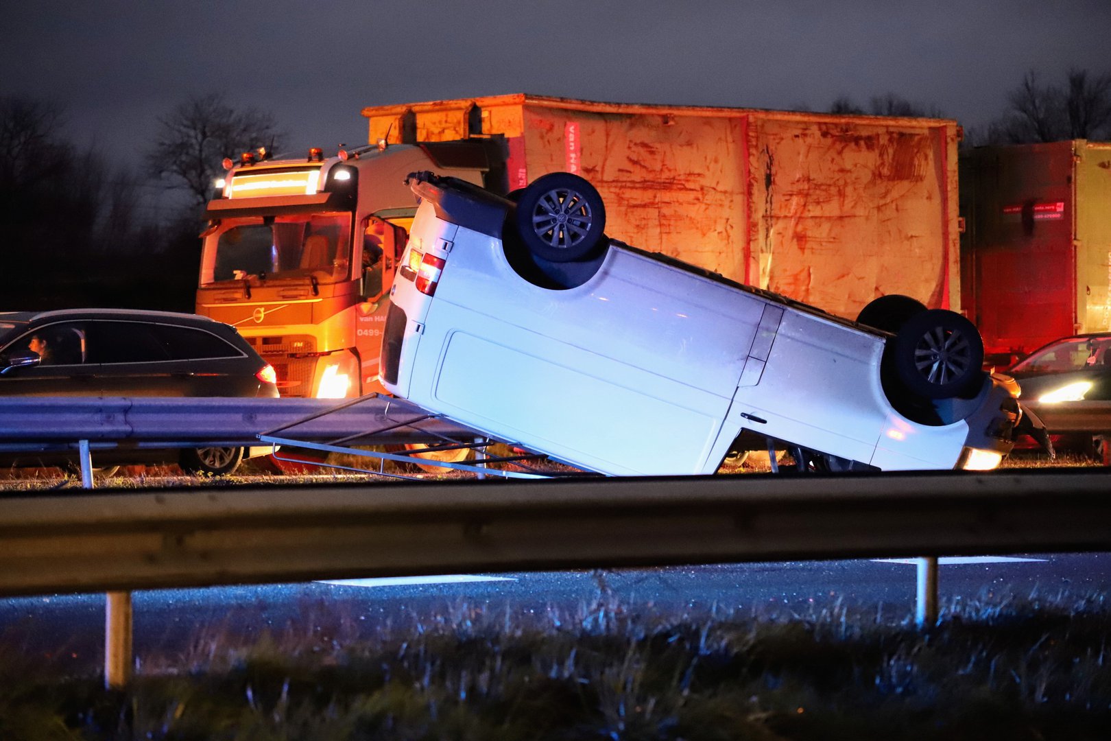 Automobilist onder invloed veroorzaakt ravage op de A15