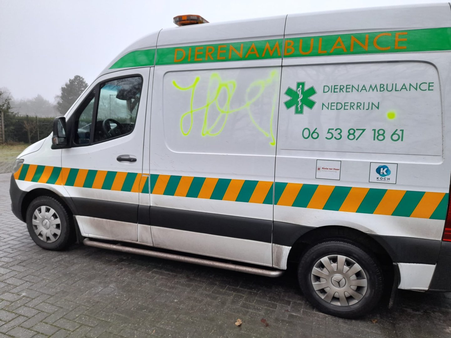 Dierenambulance beklad met graffiti: “Doe eens stoer en neem contact op”