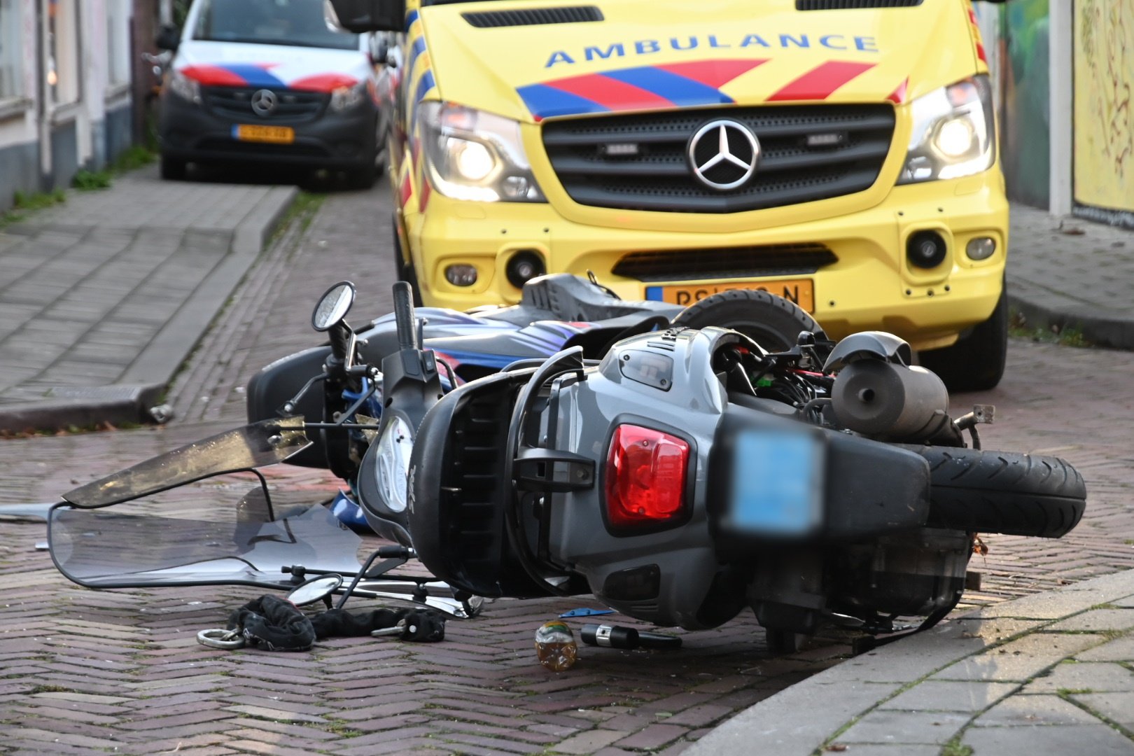 Twee gewonden bij aanrijding met twee snorscooters