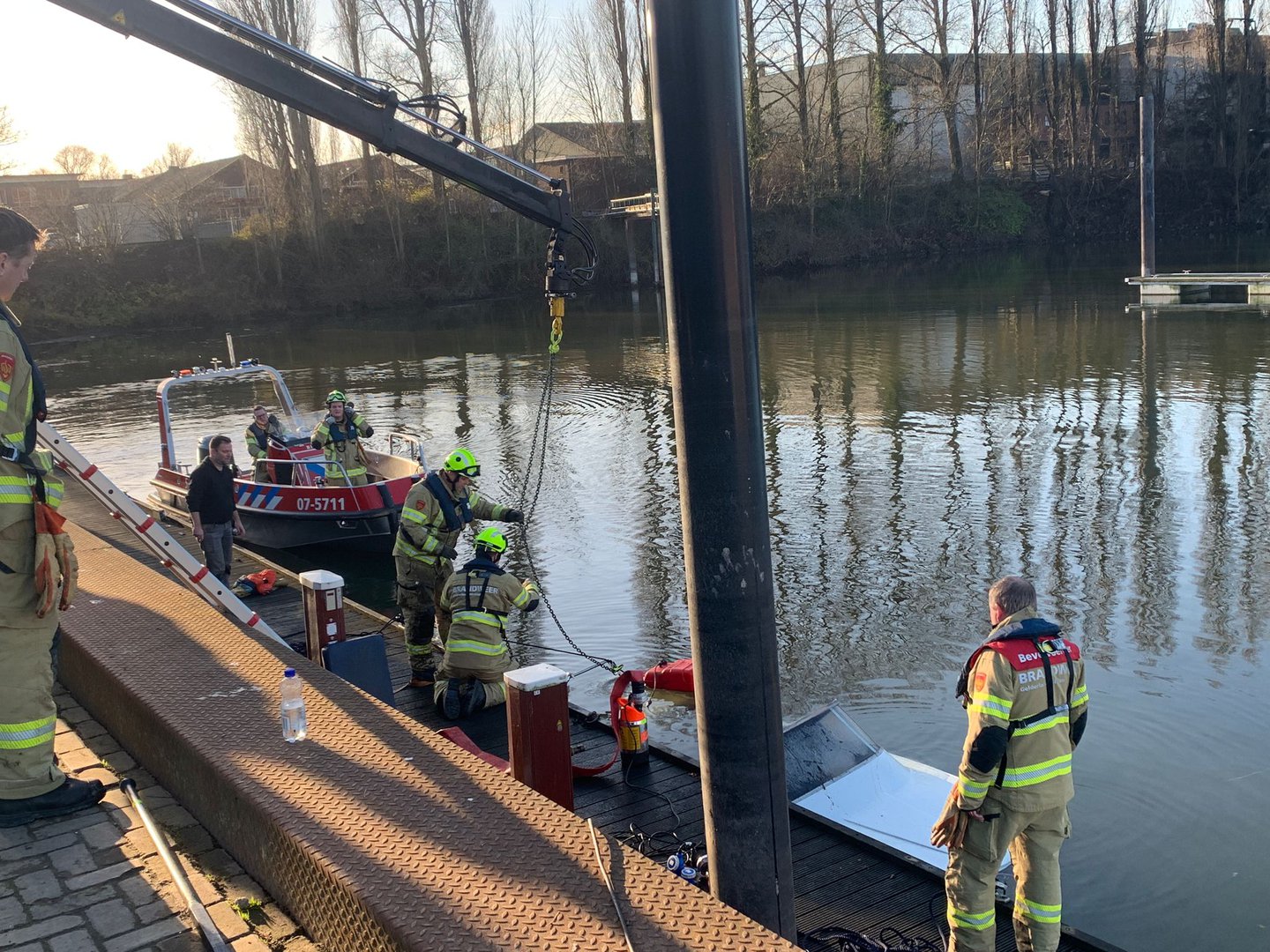 Brandweer uren bezig bij gezonken boot in Doesburg