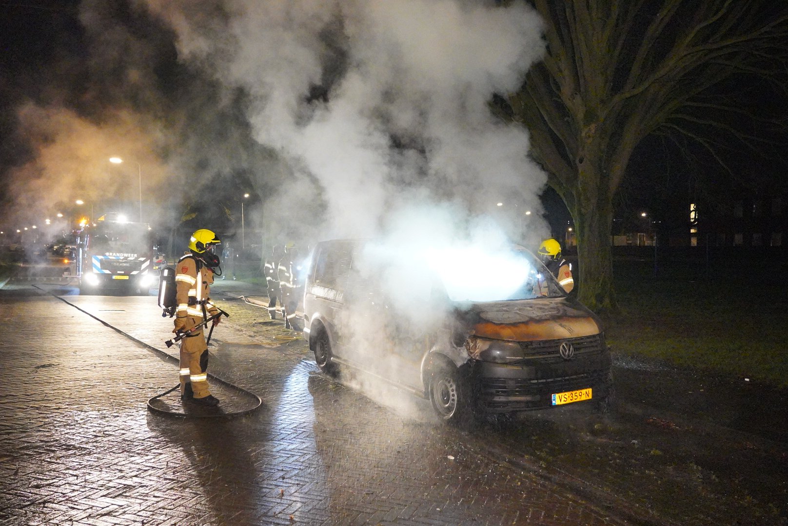 Busje verwoest door brand in Arnhem