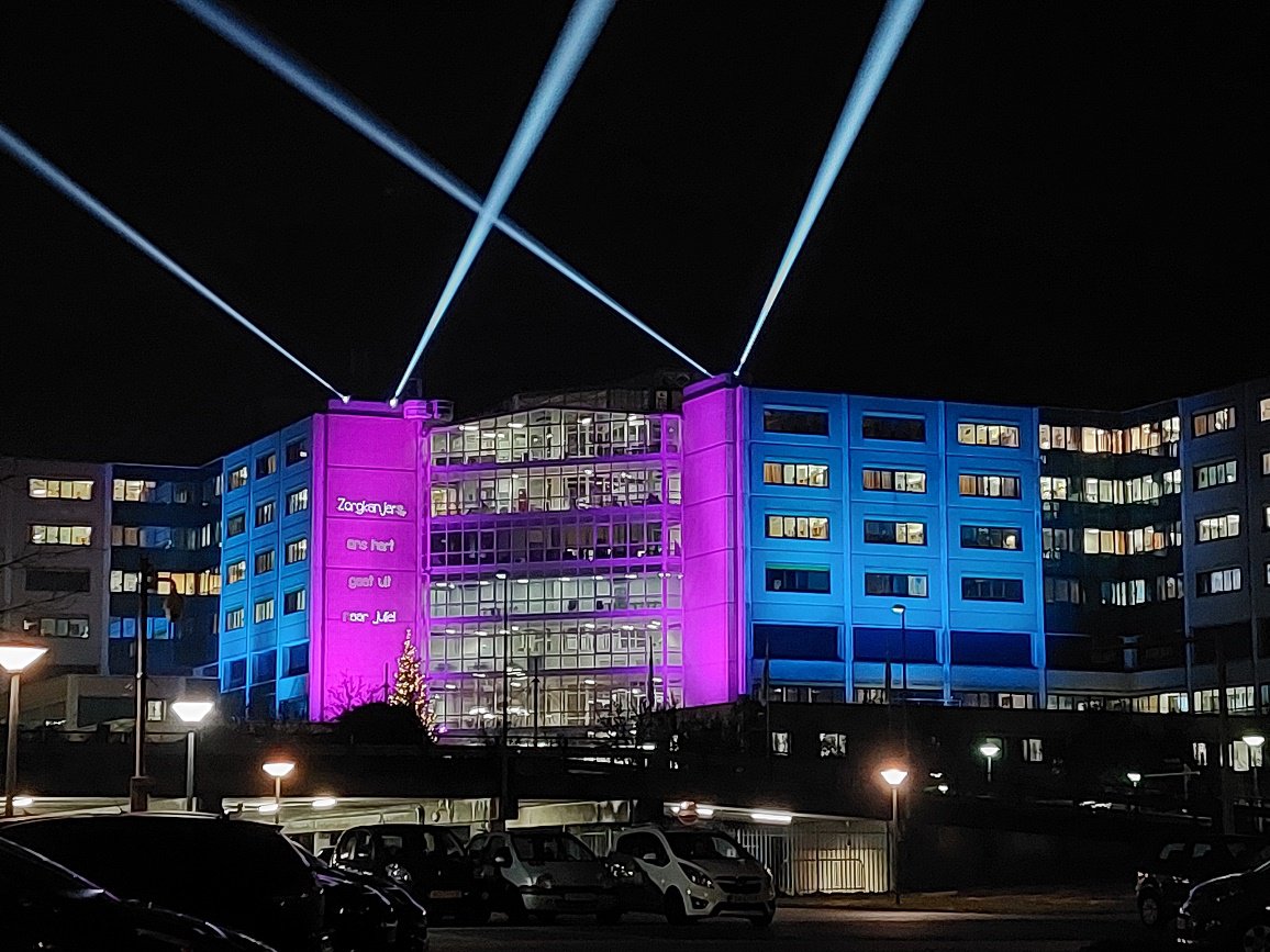 Schijnwerpers schijnen boven Arnhem uit; dit is waarom