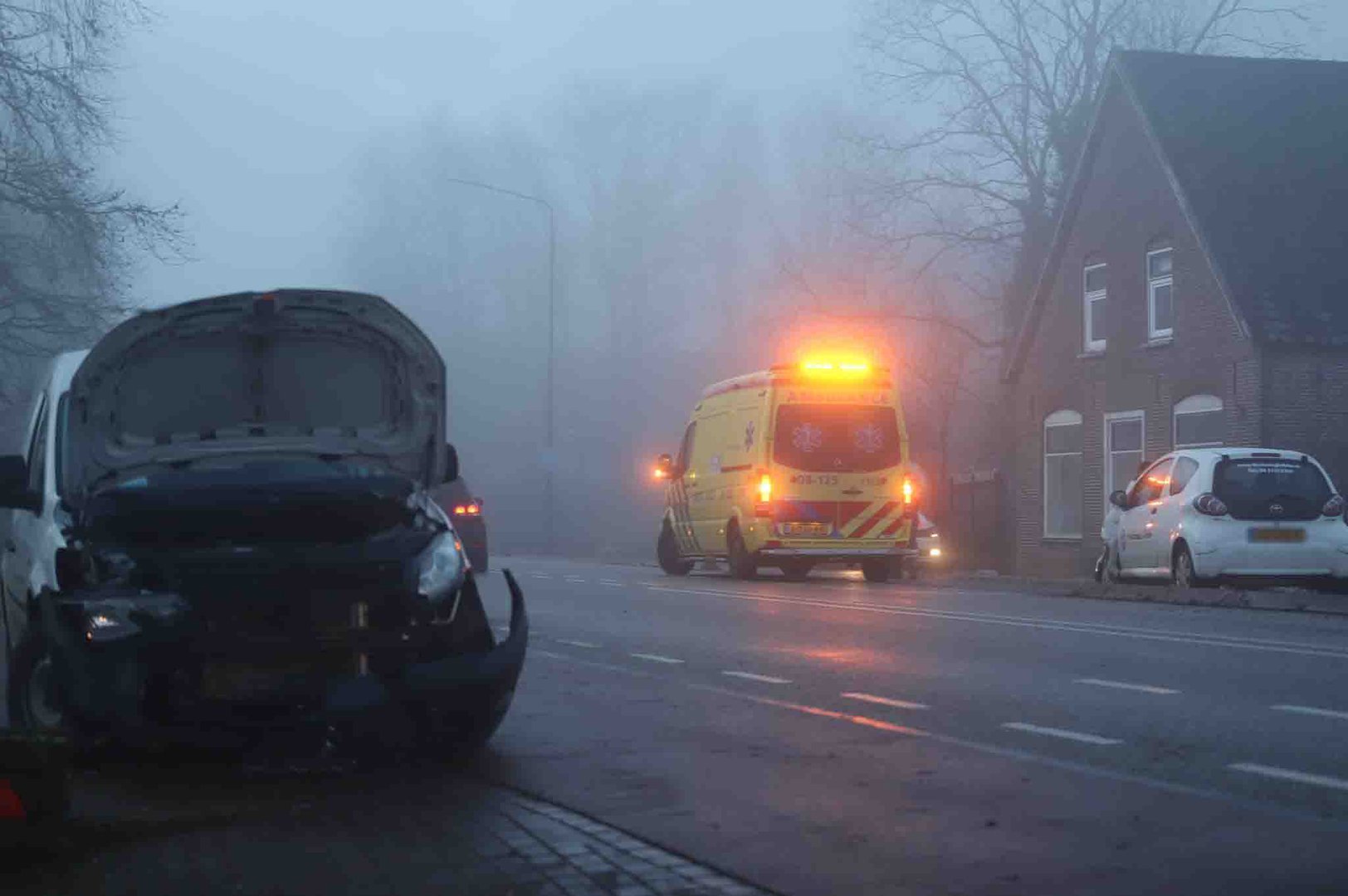 Auto’s botsen frontaal door vermoedelijk dichte mist in Winssen
