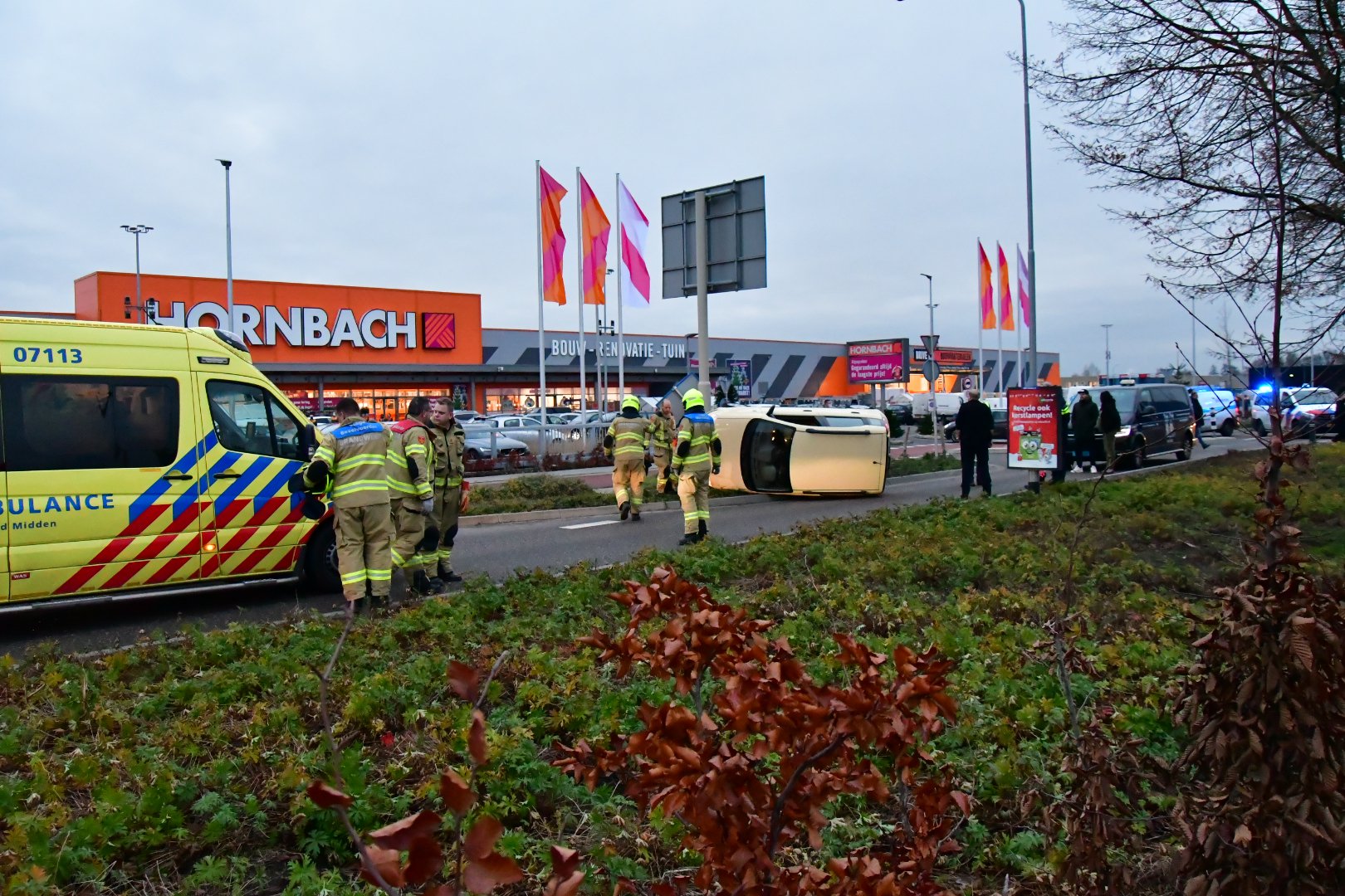 Automobilist op zijn kant bij ongeval Duiven