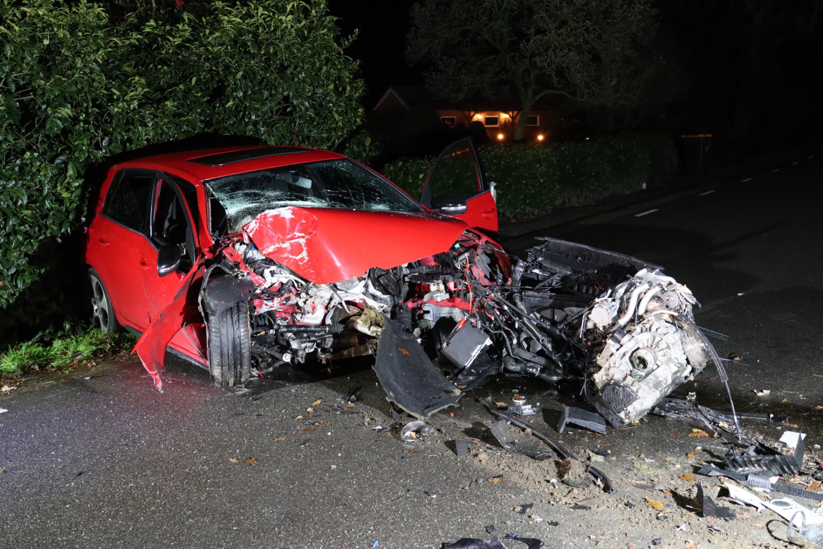 Auto in puin en bestuurder gewond door botsing tegen boom