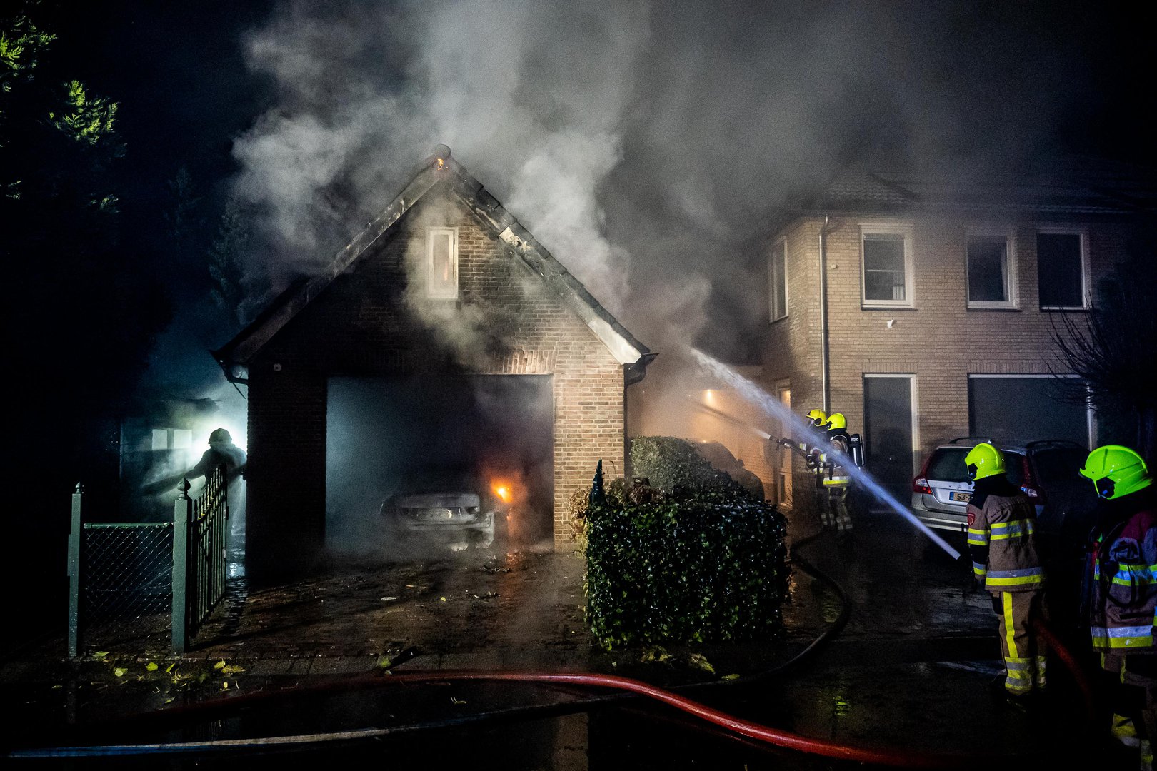 Uitslaande brand in garage door autobrand