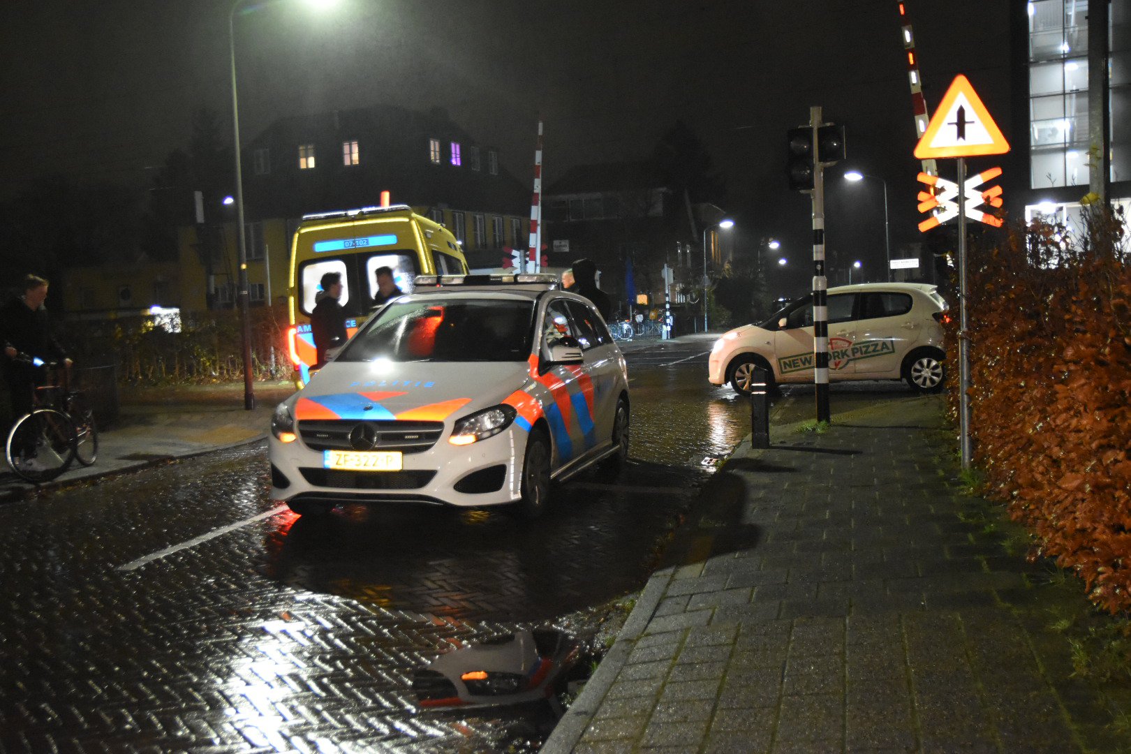 Fietser aangereden door bezorgauto op kruising Velp